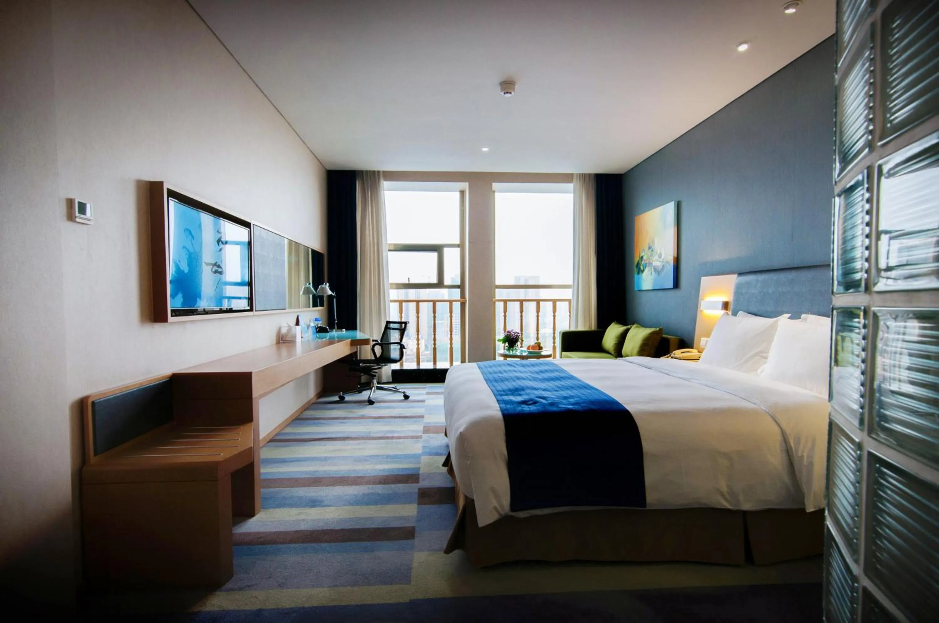 Photo of the whole room, Bed in Holiday Inn Express Leshan City Square by IHG - High Speed Rail and Leshan Giant Buddha