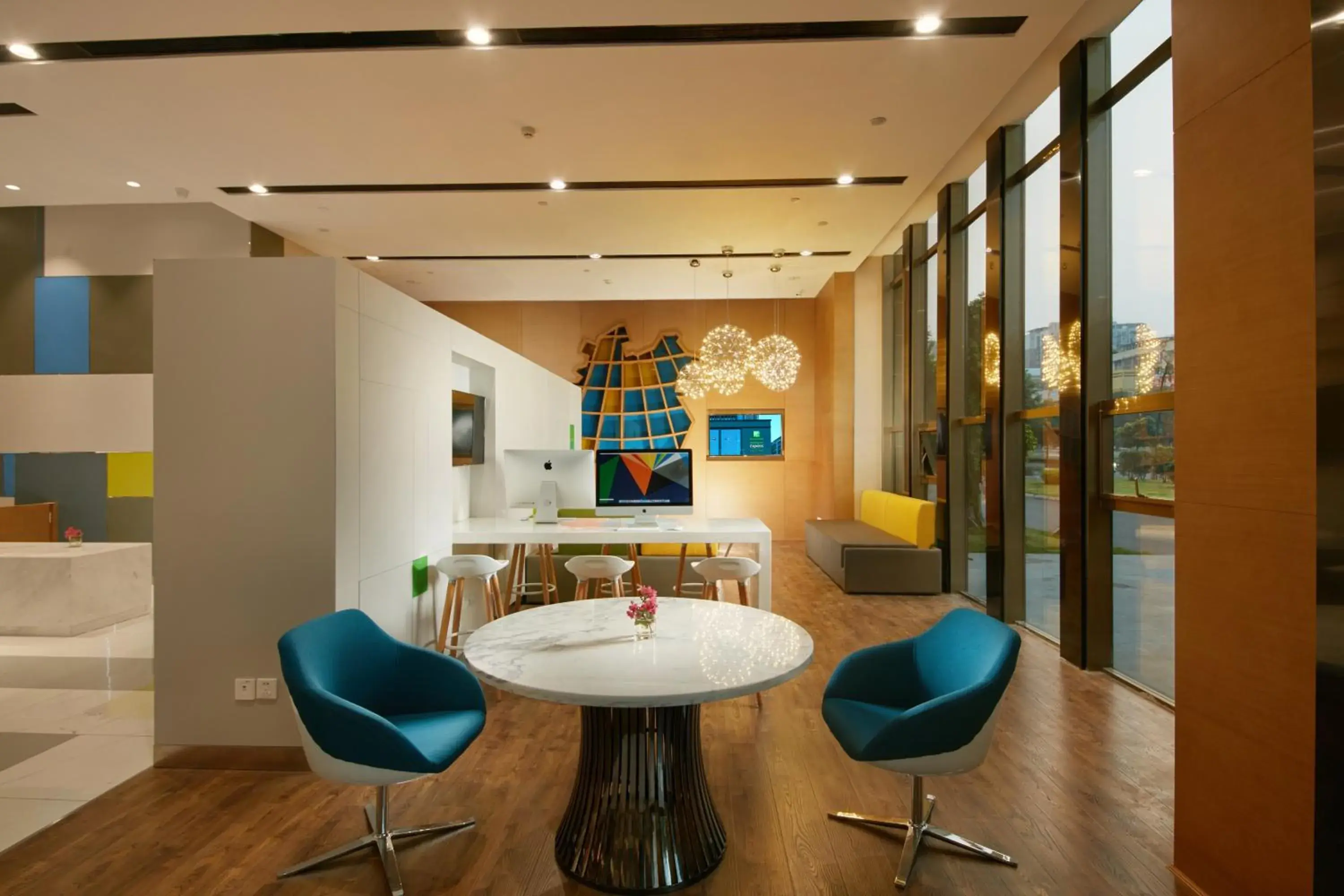 Property building in Holiday Inn Express Leshan City Square by IHG - High Speed Rail and Leshan Giant Buddha Property building in Holiday Inn Express Leshan City Square by IHG - High Speed Rail and Leshan Giant Buddha