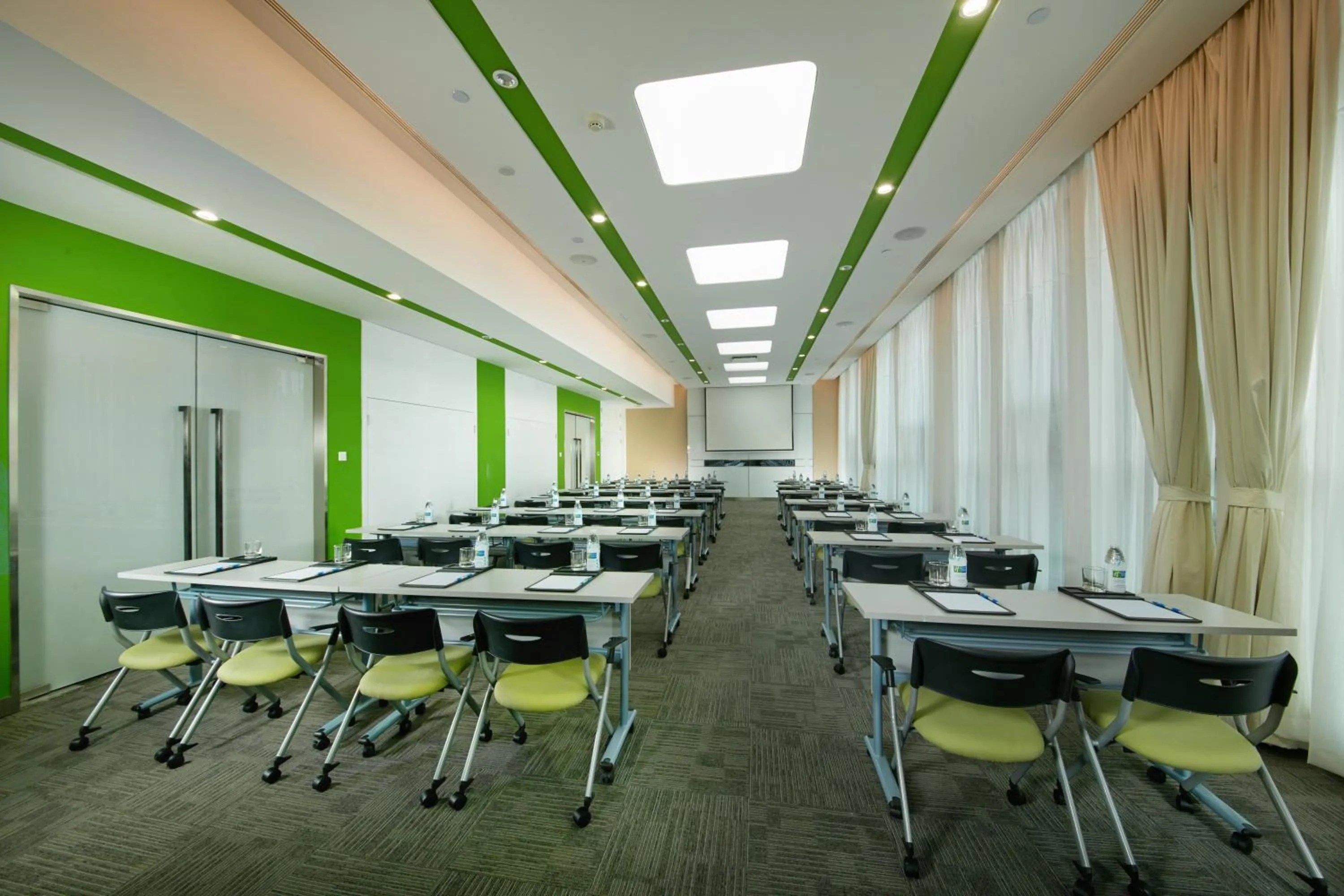 Meeting/conference room in Holiday Inn Express Leshan City Square by IHG - High Speed Rail and Leshan Giant Buddha