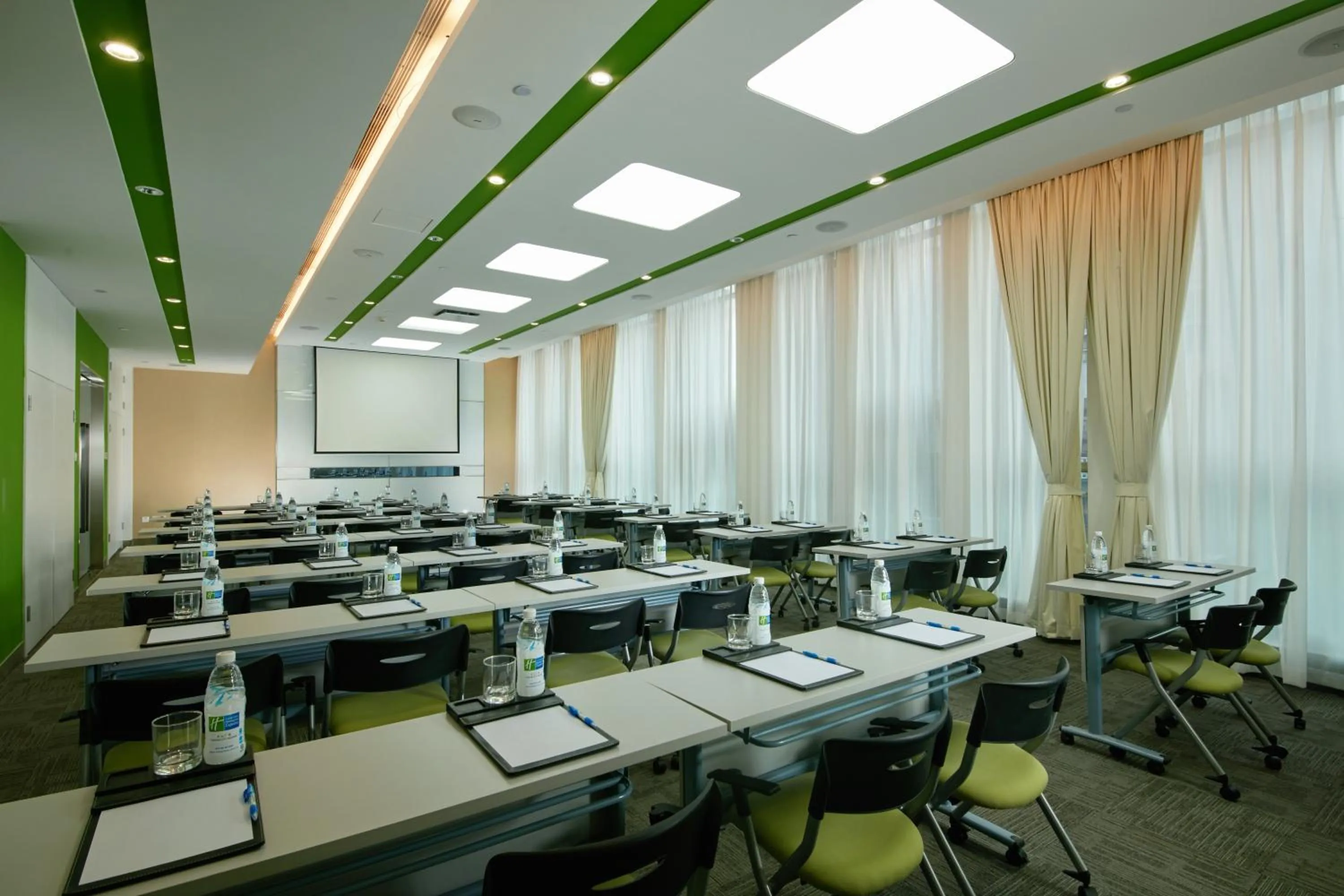 Meeting/conference room in Holiday Inn Express Leshan City Square by IHG - High Speed Rail and Leshan Giant Buddha