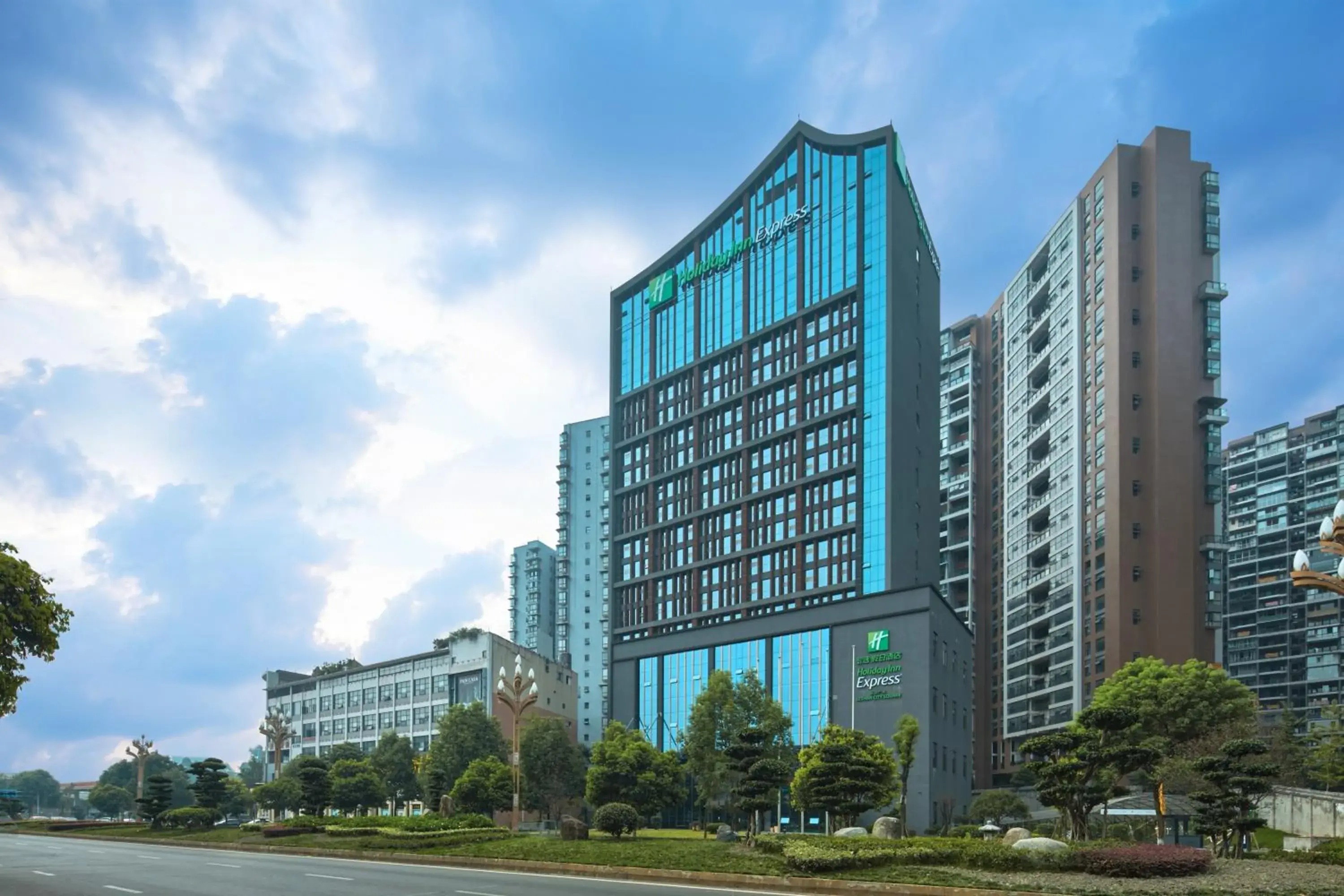 Property building in Holiday Inn Express Leshan City Square by IHG - High Speed Rail and Leshan Giant Buddha Property building in Holiday Inn Express Leshan City Square by IHG - High Speed Rail and Leshan Giant Buddha