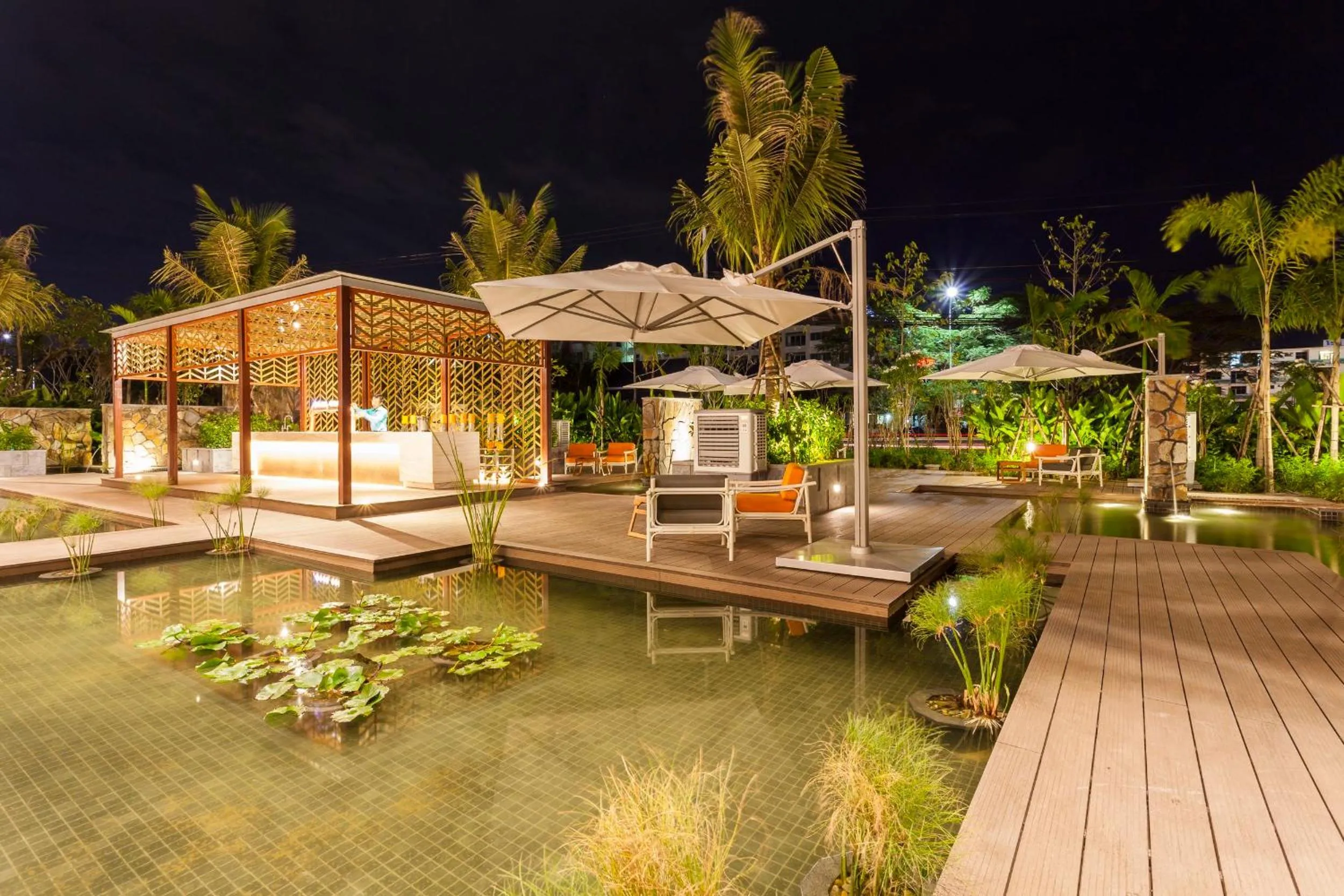 Lounge or bar in Crowne Plaza Vientiane by IHG