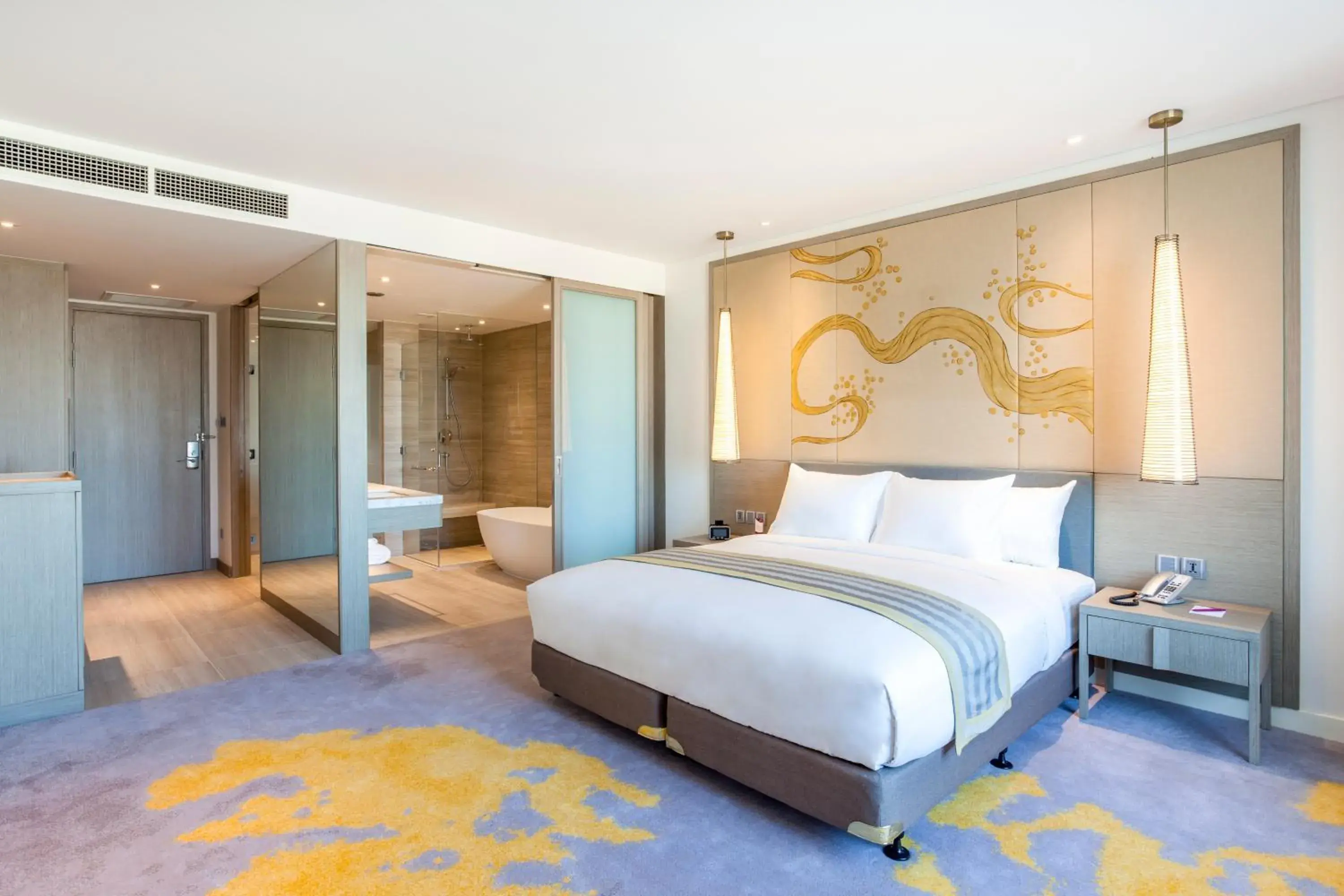 Bed in Crowne Plaza Vientiane by IHG Bed in Crowne Plaza Vientiane by IHG