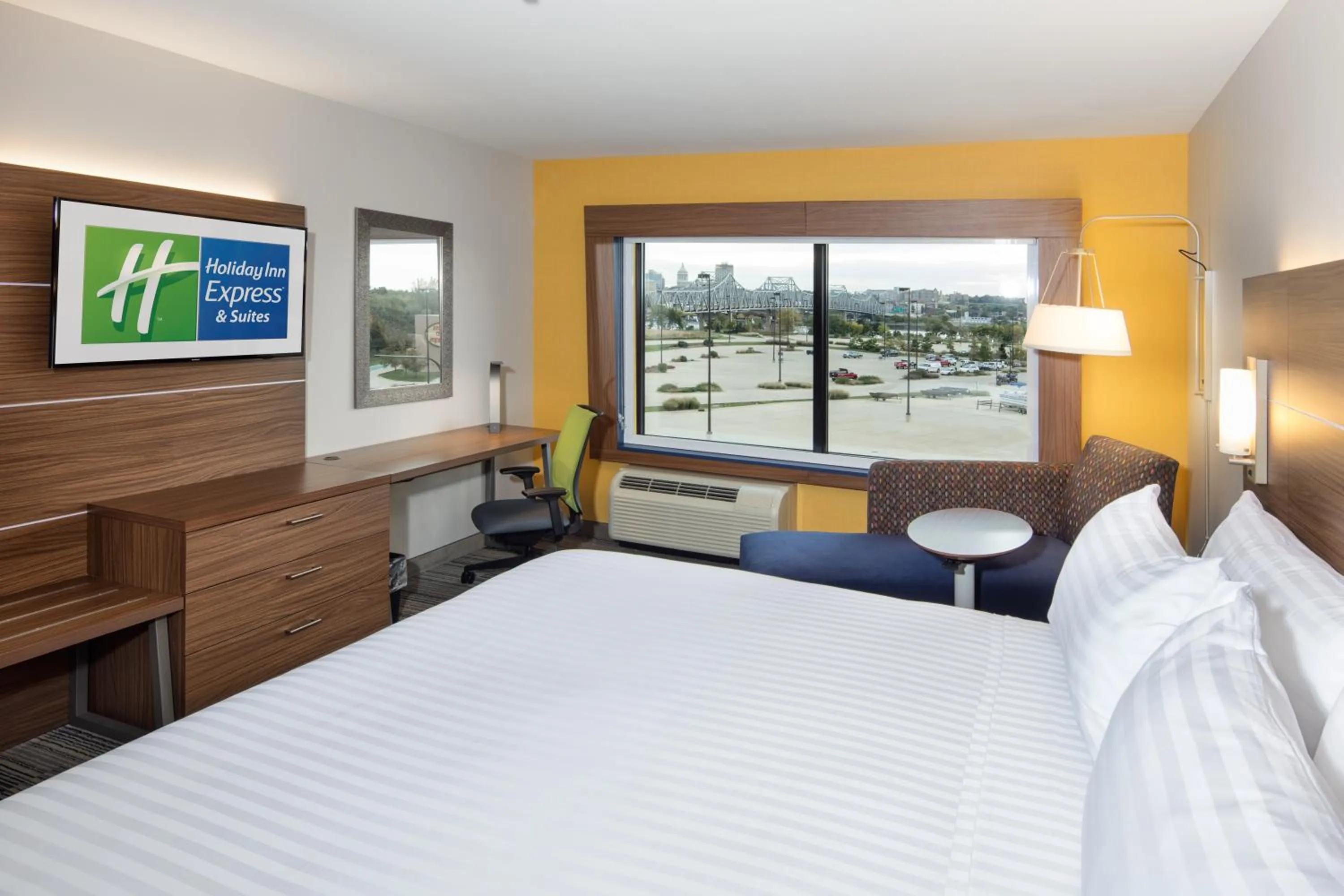Photo of the whole room, Bed in Holiday Inn Express East Peoria - Riverfront by IHG