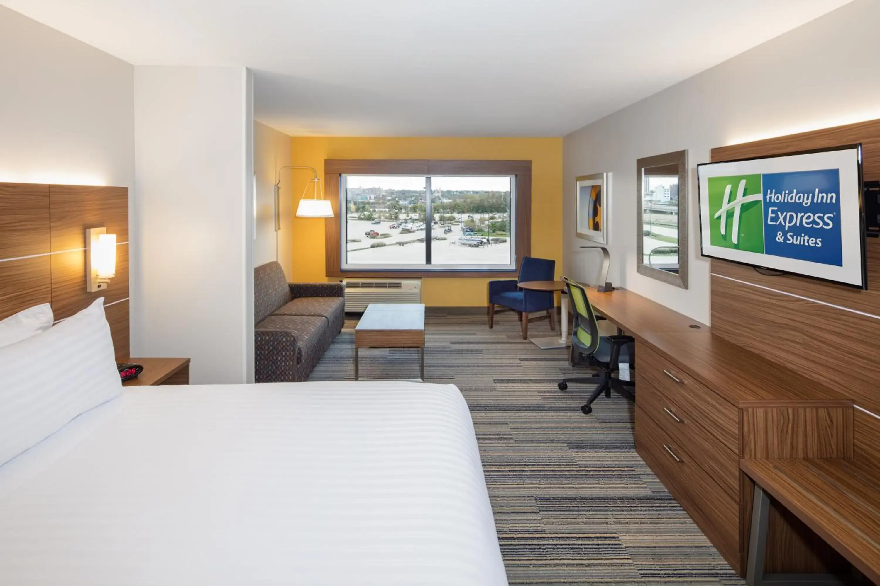 Bedroom, Bed in Holiday Inn Express East Peoria - Riverfront by IHG Bedroom, Bed in Holiday Inn Express East Peoria - Riverfront by IHG