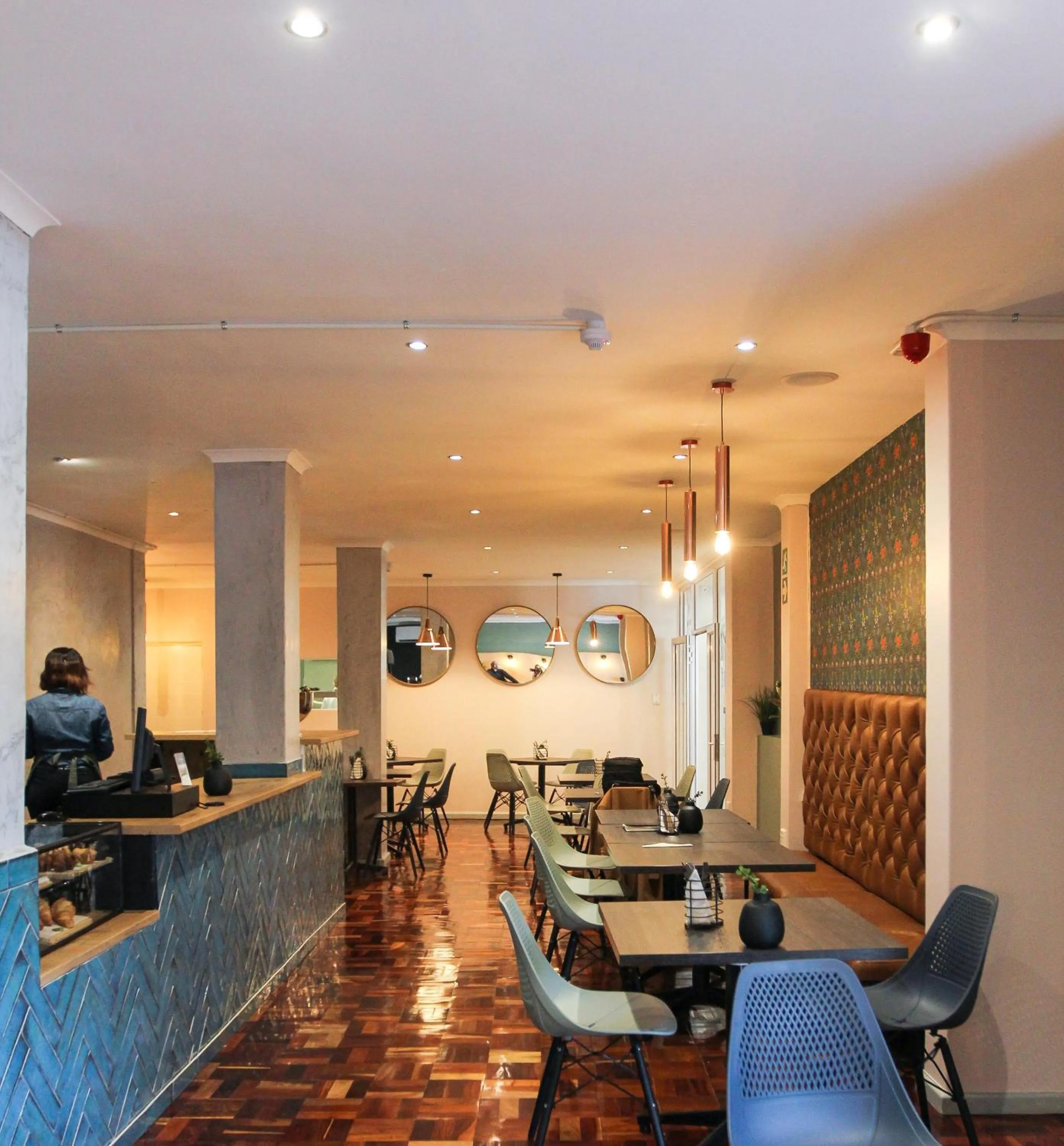 Restaurant/places to eat in New National Hotel and Conference