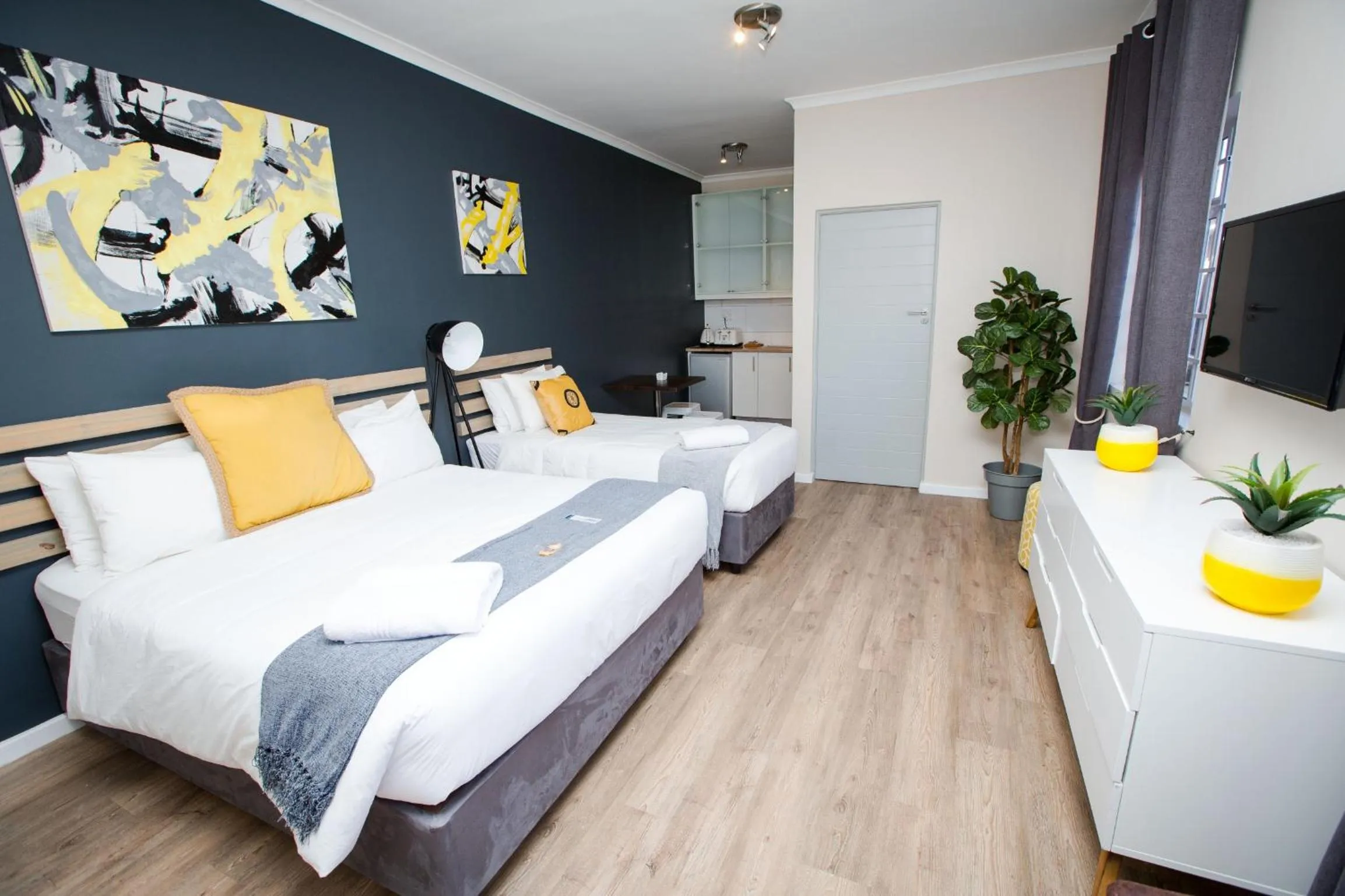 Kitchen or kitchenette, Bed in New National Hotel and Conference