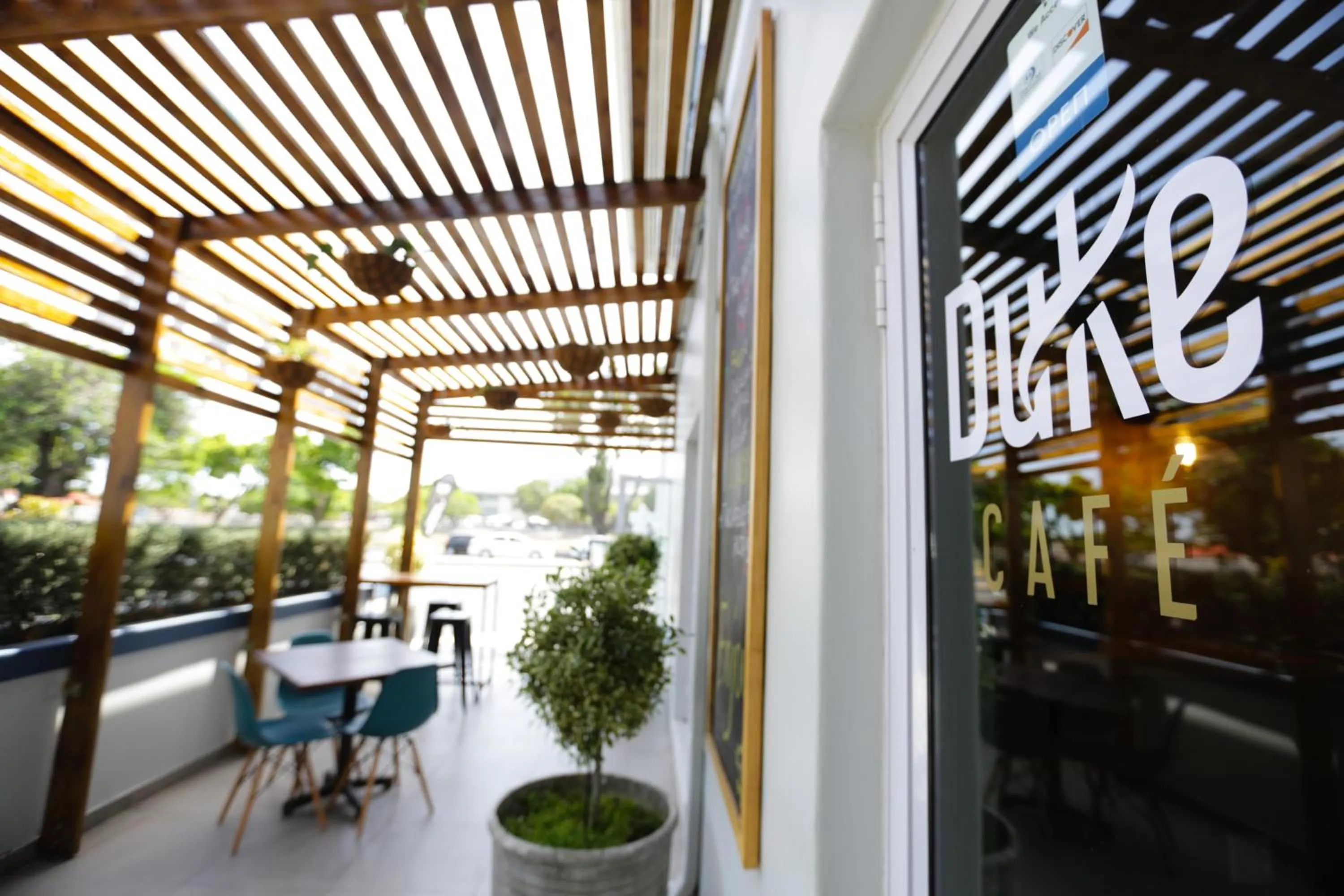 Restaurant/places to eat in New National Hotel and Conference