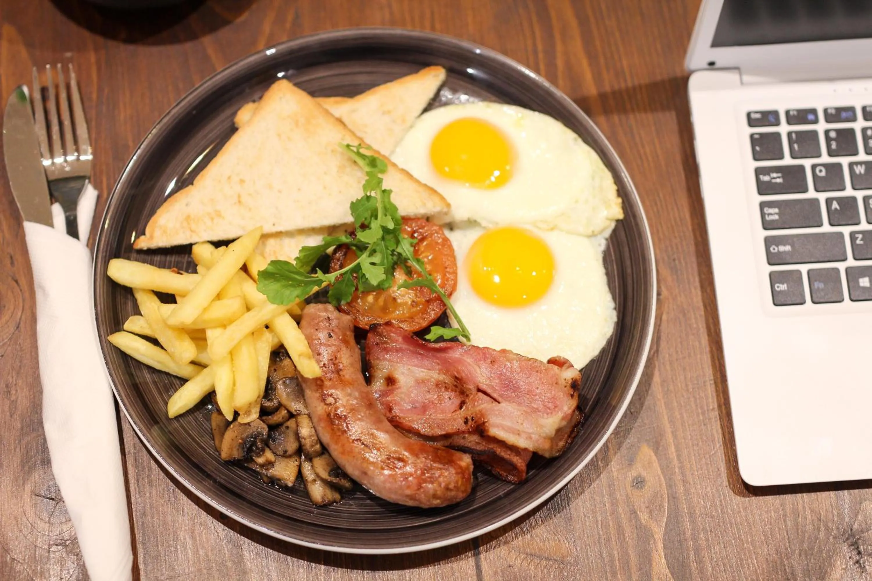 Restaurant/places to eat in New National Hotel and Conference