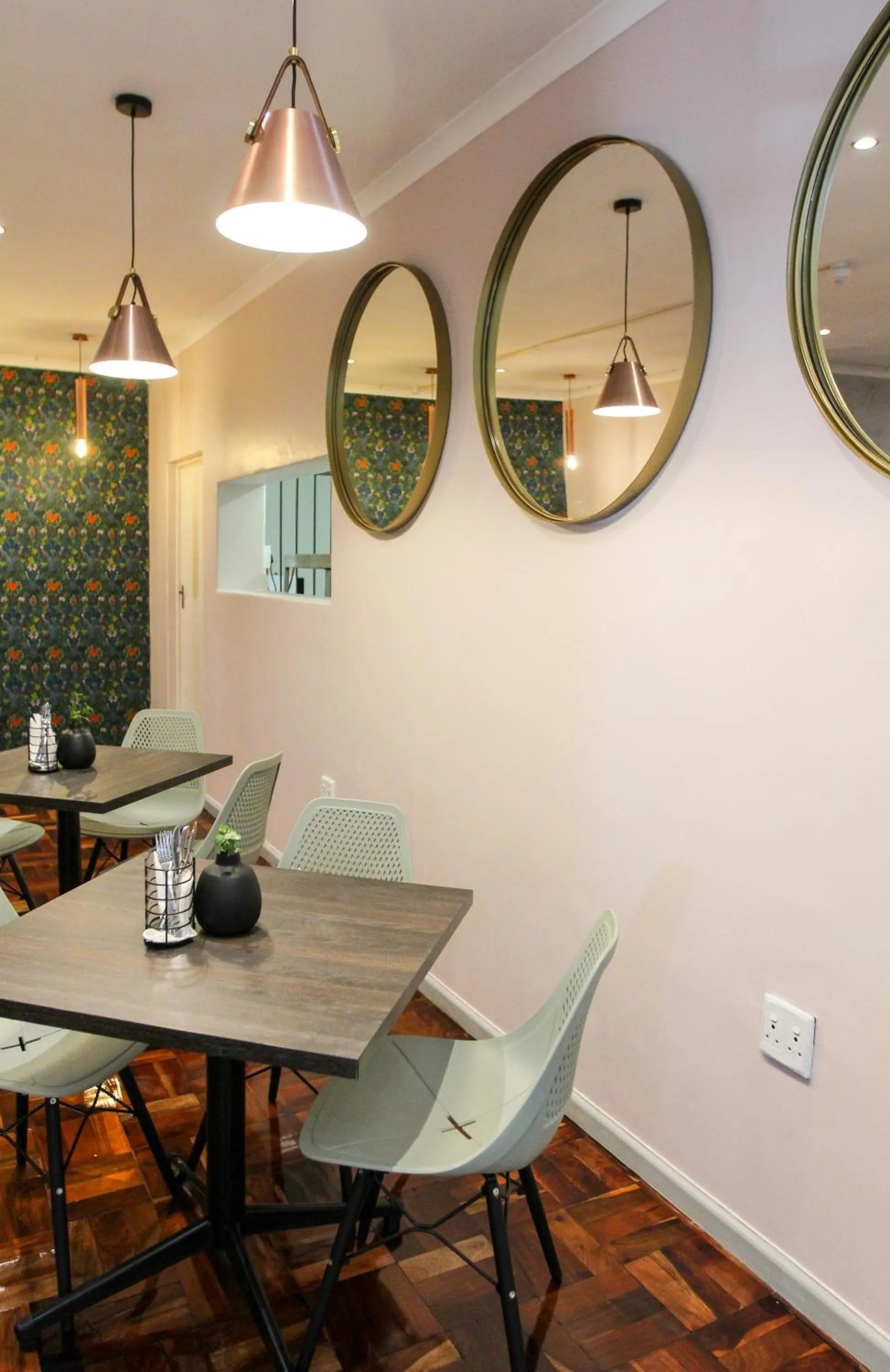 Restaurant/places to eat in New National Hotel and Conference