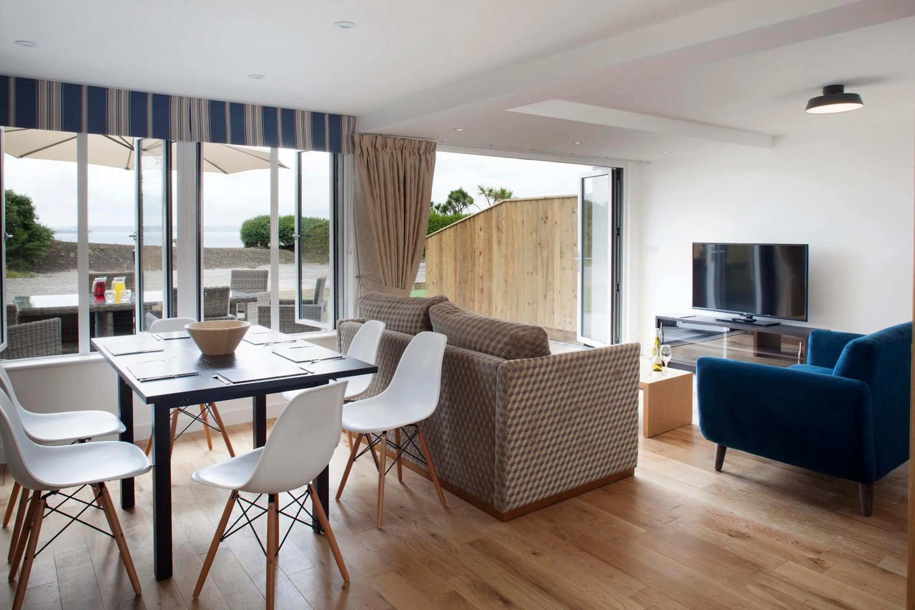 Communal lounge/ TV room in Falmouth Self Catering Lodges