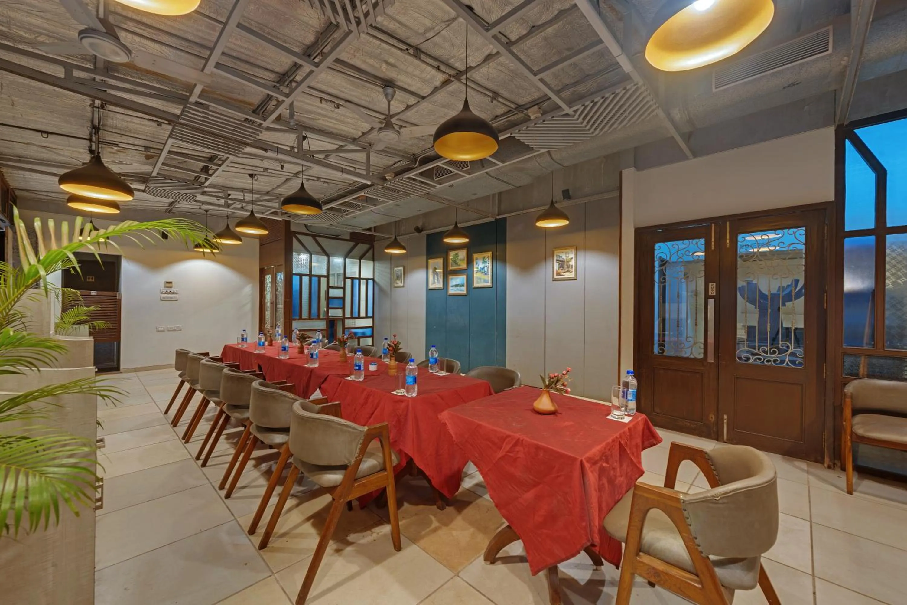 Restaurant/places to eat in Comfort Inn Emerald,Dapoli