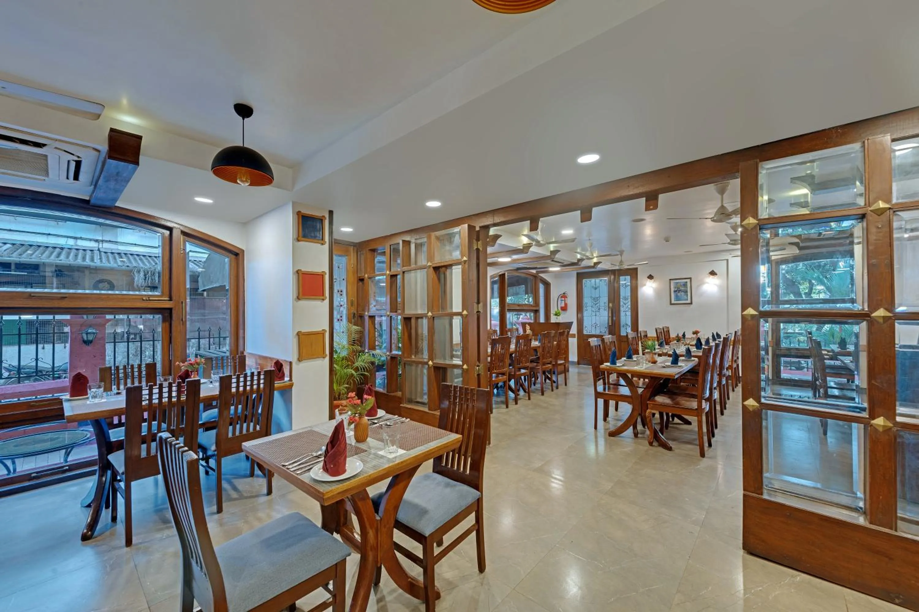 Restaurant/places to eat in Comfort Inn Emerald,Dapoli