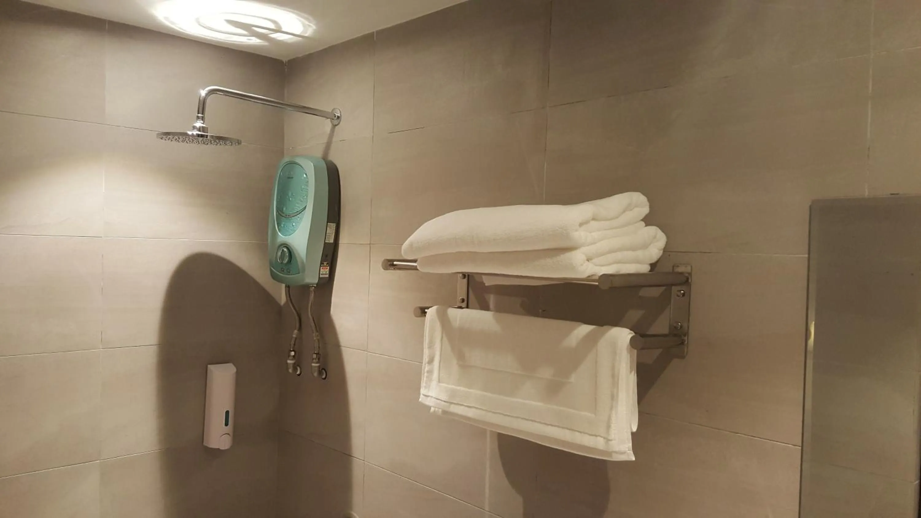 Shower in 9 Square Hotel - Seri Kembangan