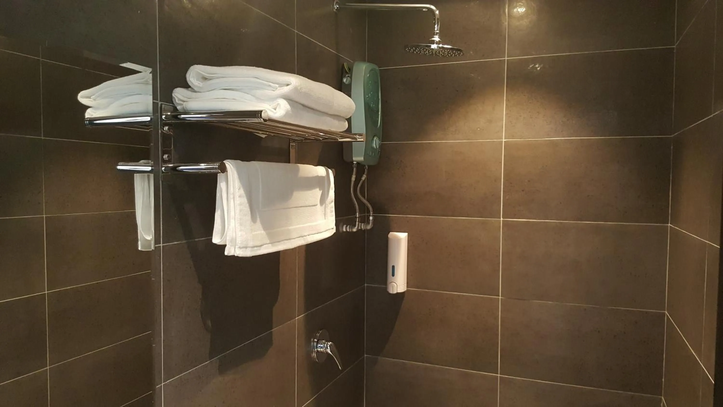 Shower in 9 Square Hotel - Seri Kembangan