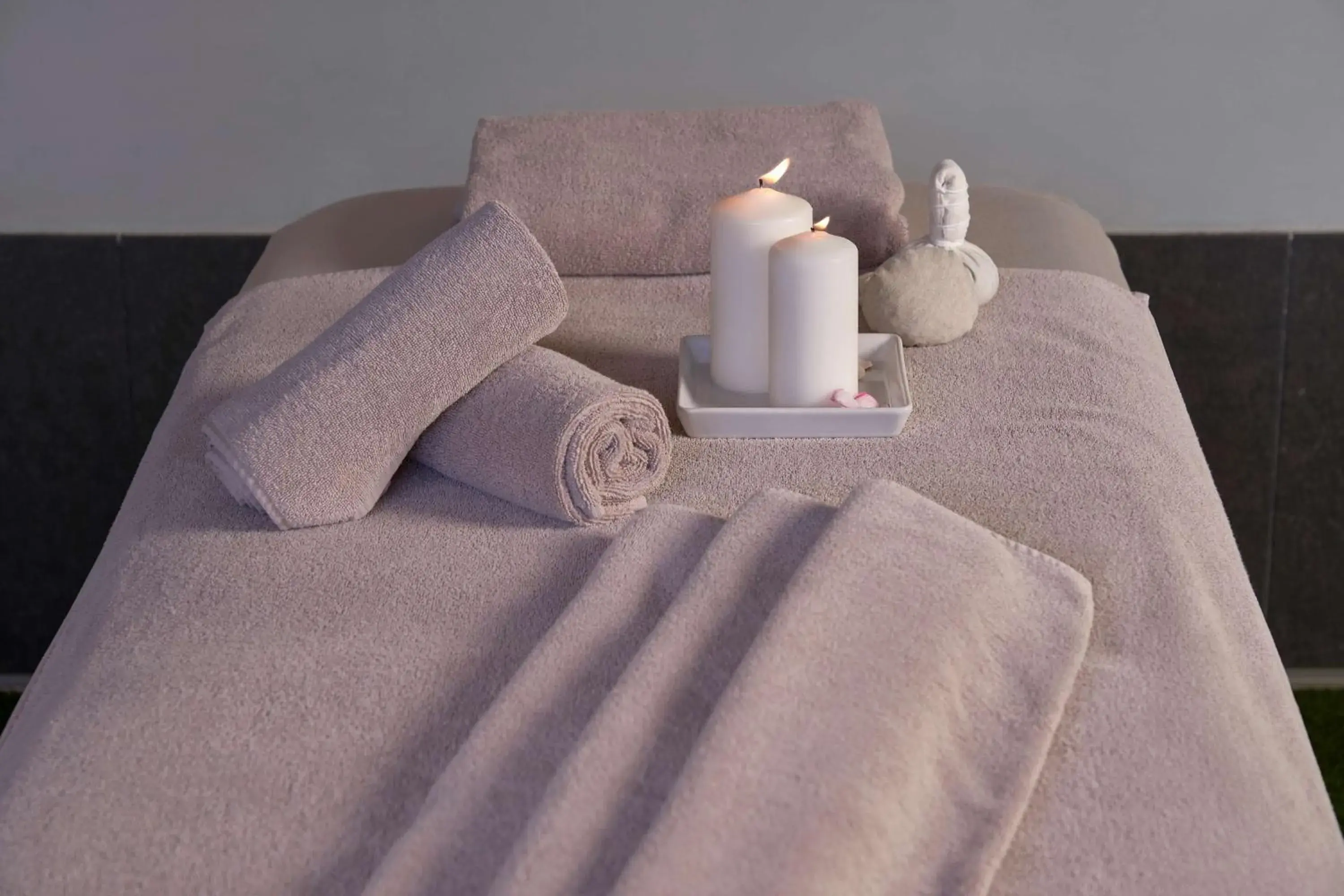 Spa and wellness centre/facilities, Bed in Radisson Blu Resort & Spa, Gran Canaria Mogan Spa and wellness centre/facilities, Bed in Radisson Blu Resort & Spa, Gran Canaria Mogan