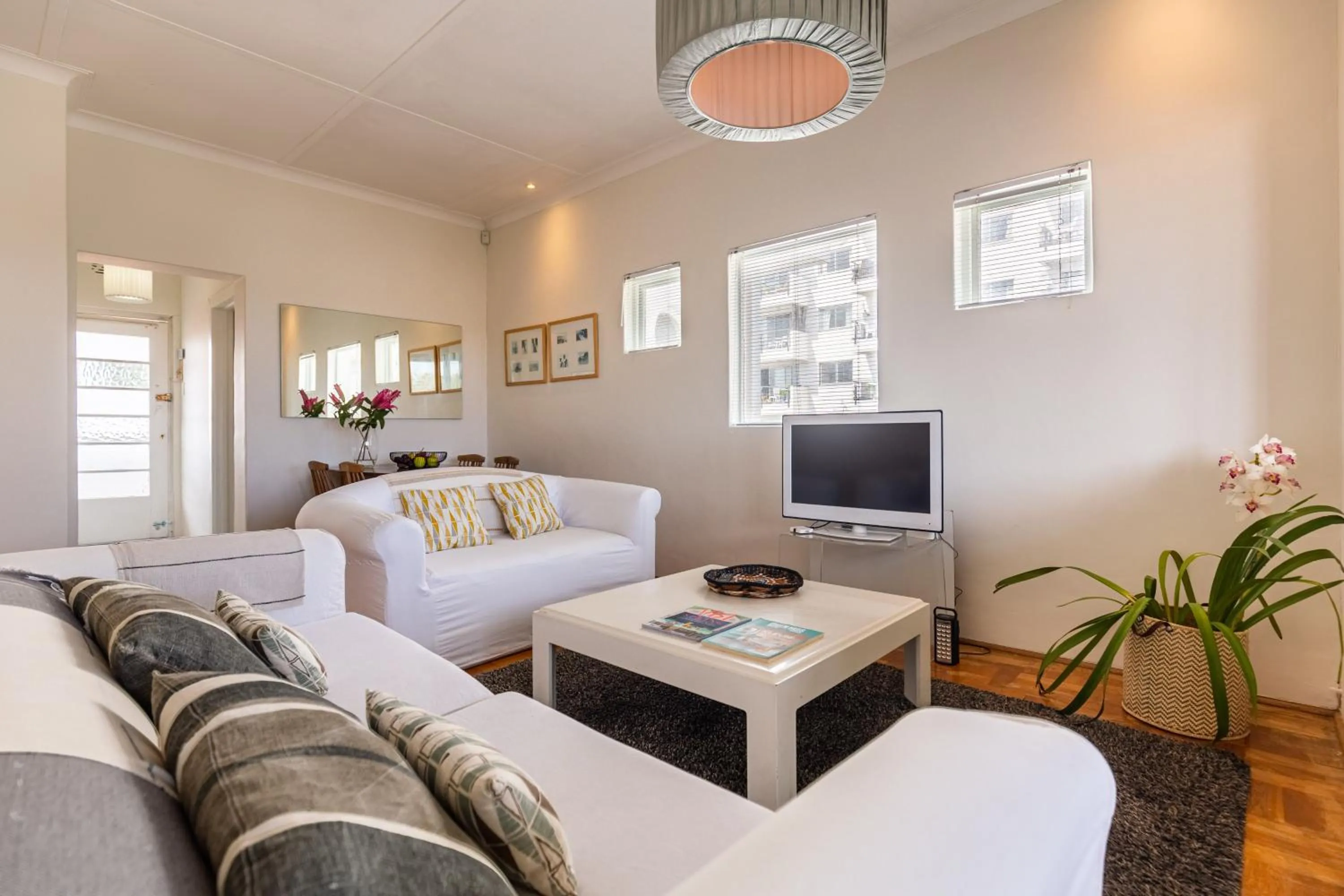 Communal lounge/ TV room in Portswood Mews - Chic White Studio Apartment Green Point
