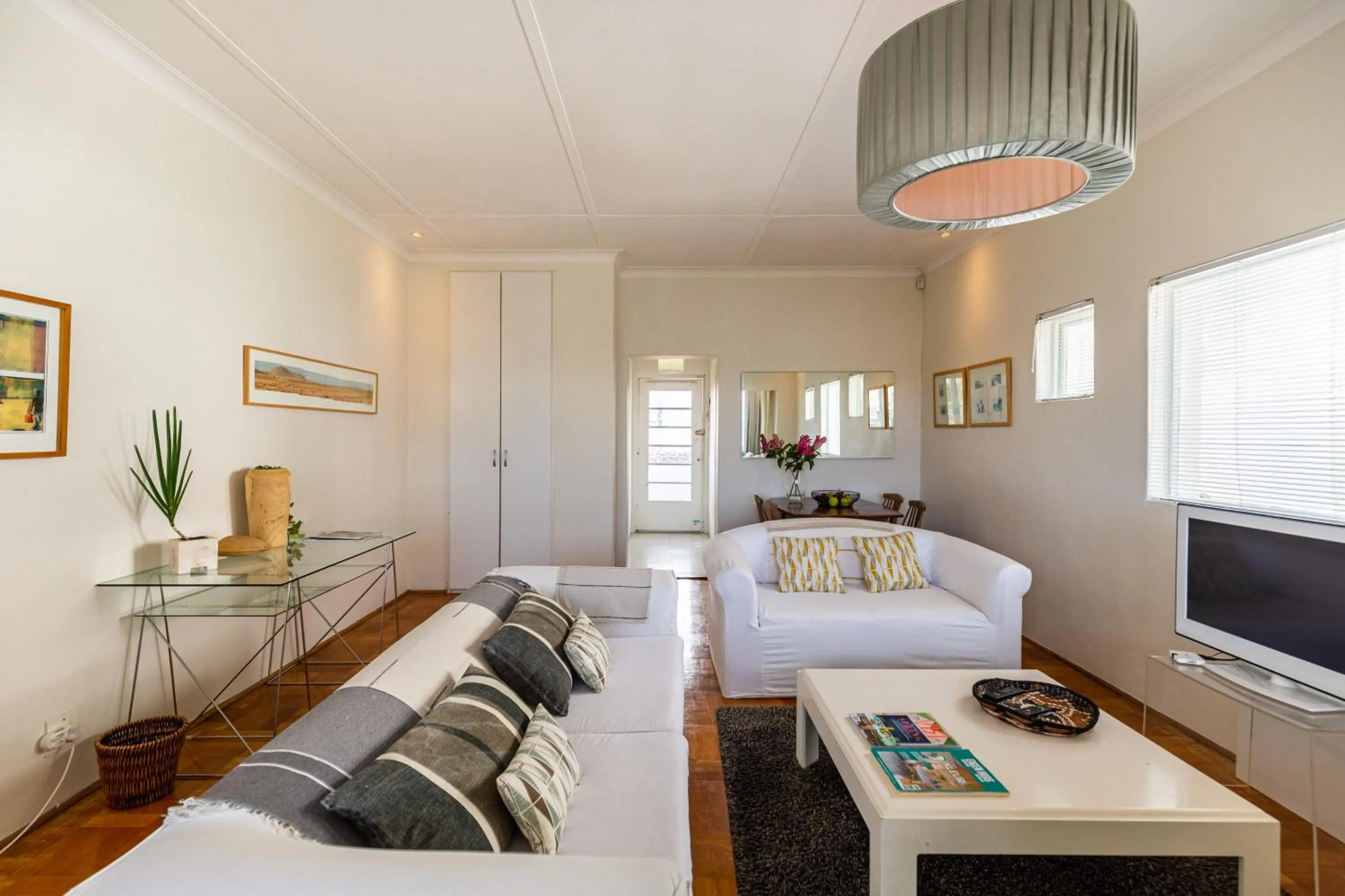 Communal lounge/ TV room in Portswood Mews - Chic White Studio Apartment Green Point
