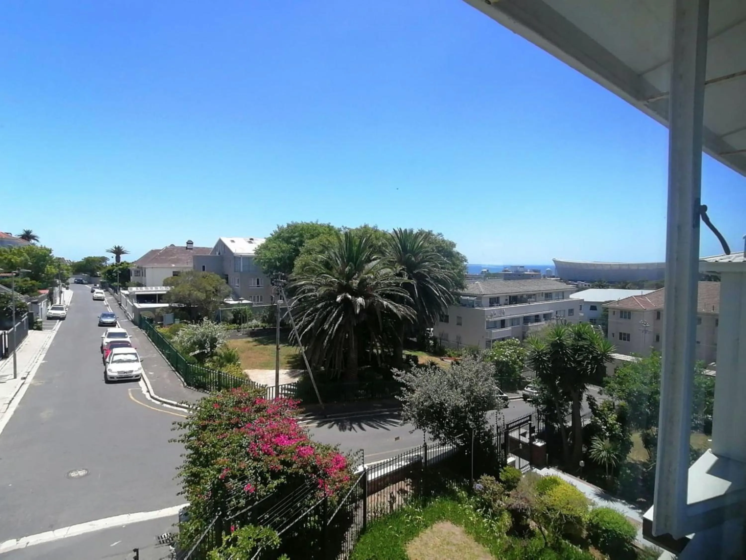 Spring in Portswood Mews - Chic White Studio Apartment Green Point