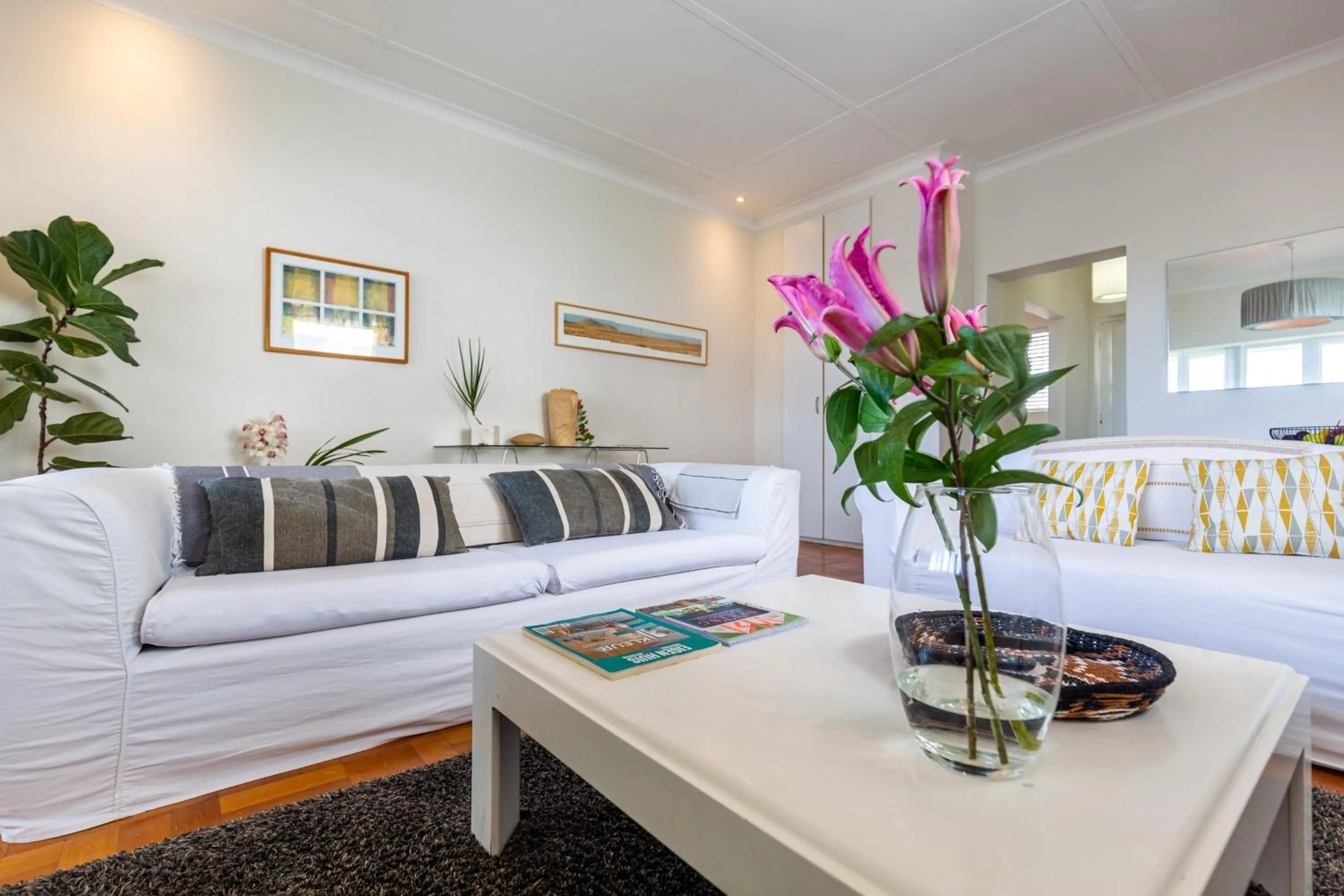 Bed in Portswood Mews - Chic White Studio Apartment Green Point