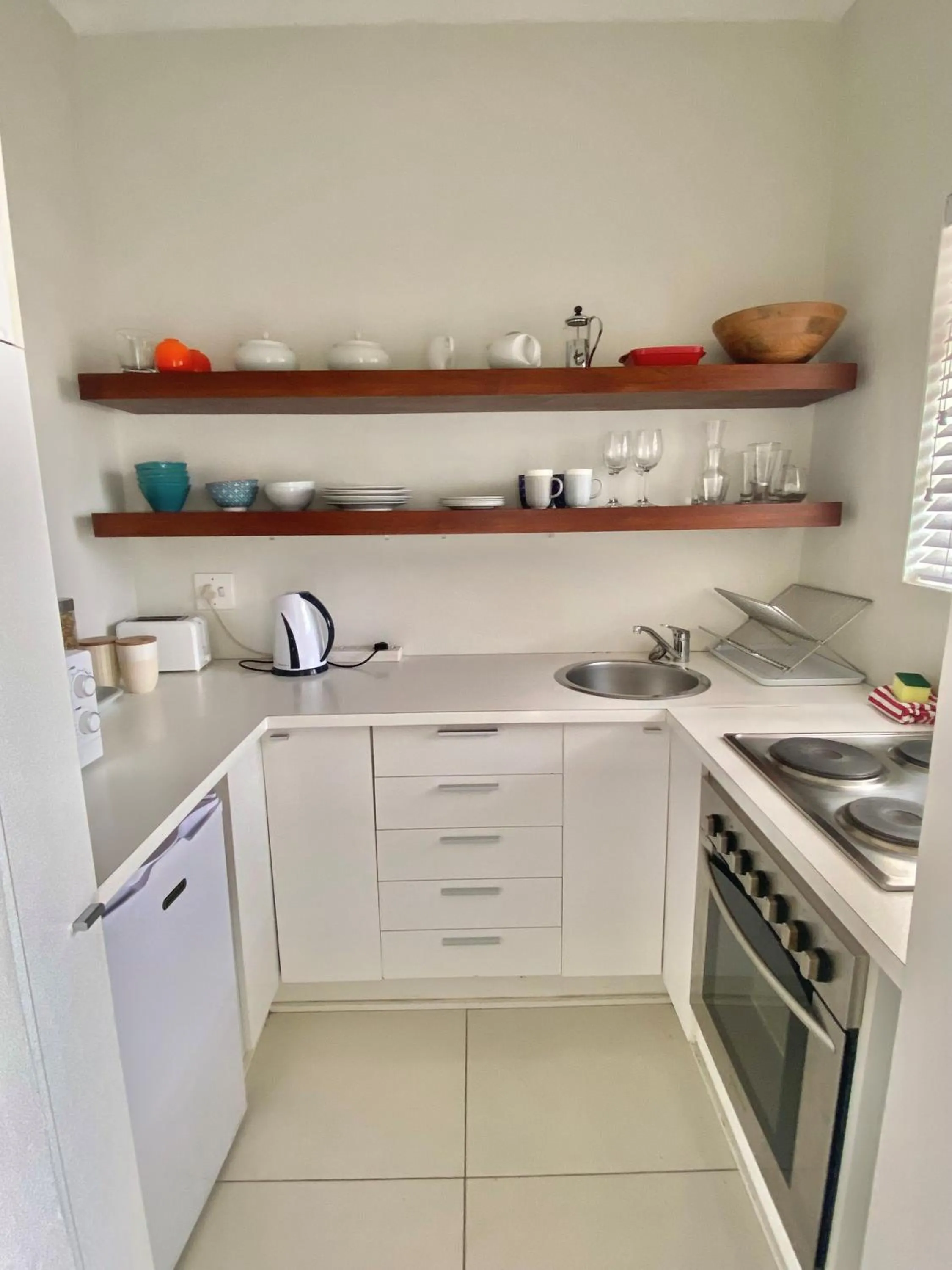 Kitchen or kitchenette in Portswood Mews - Chic White Studio Apartment Green Point
