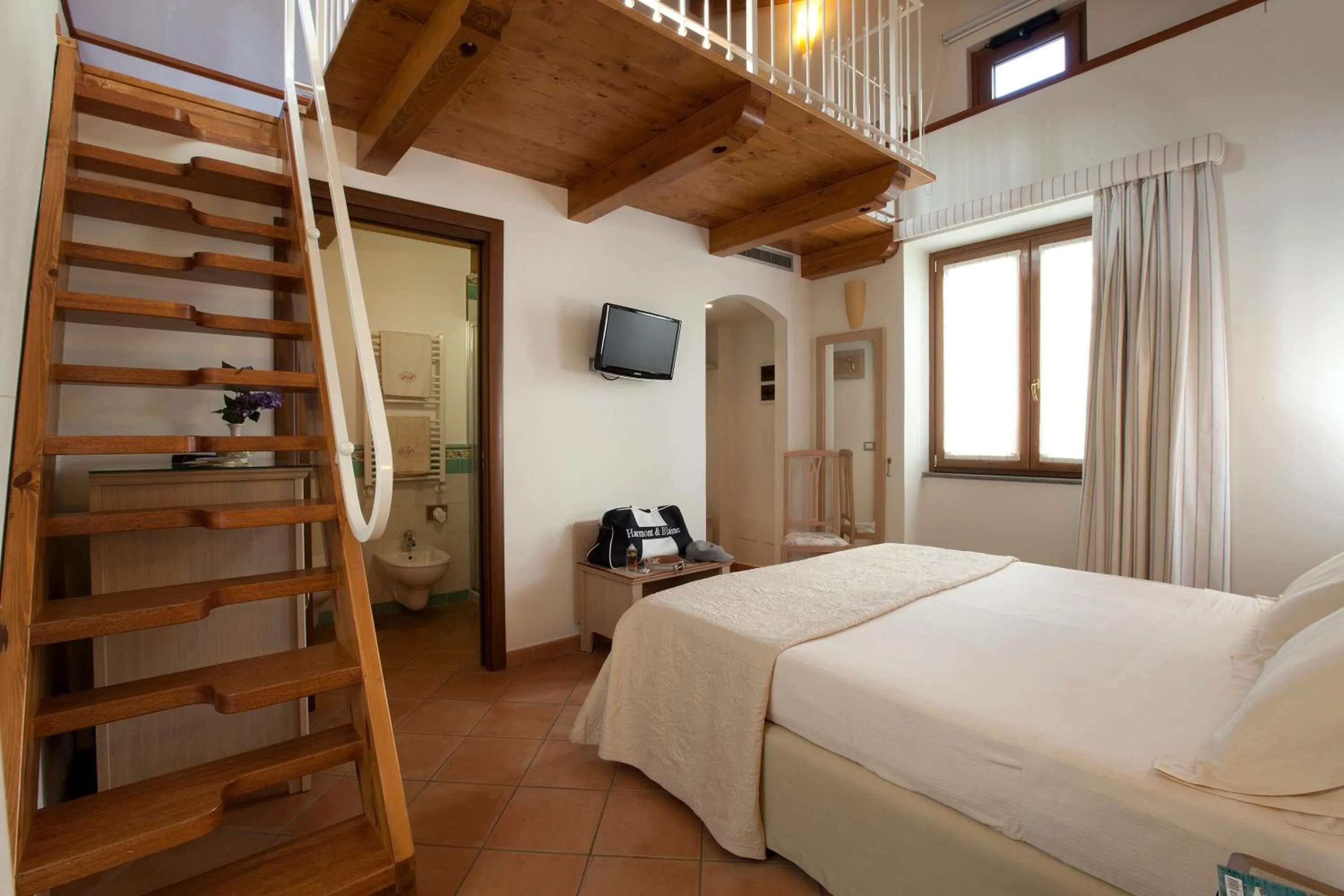 Photo of the whole room, Bed in Angiolina Relais