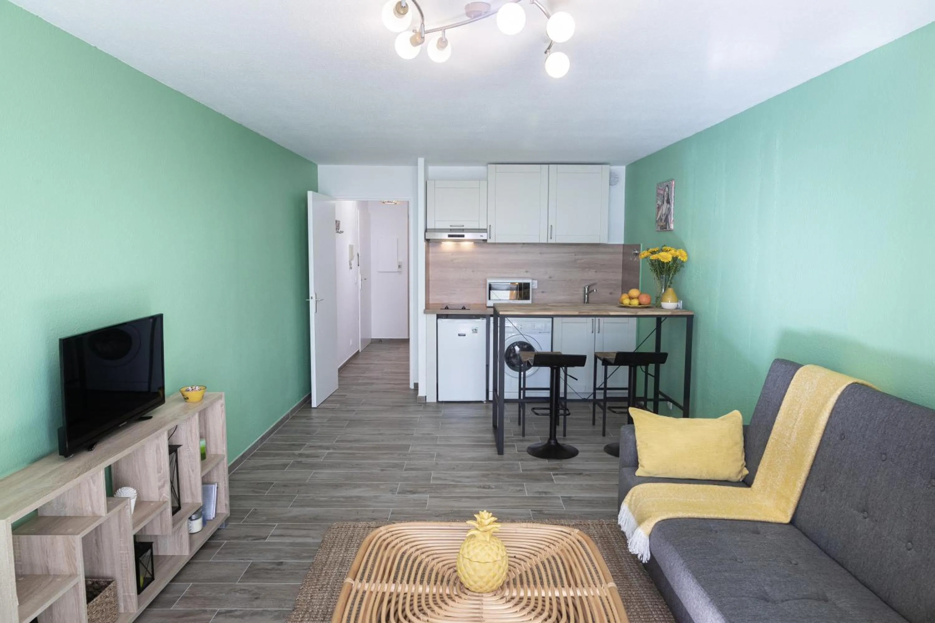 Kitchen or kitchenette in Cosy apartment Promenade des Anglais
