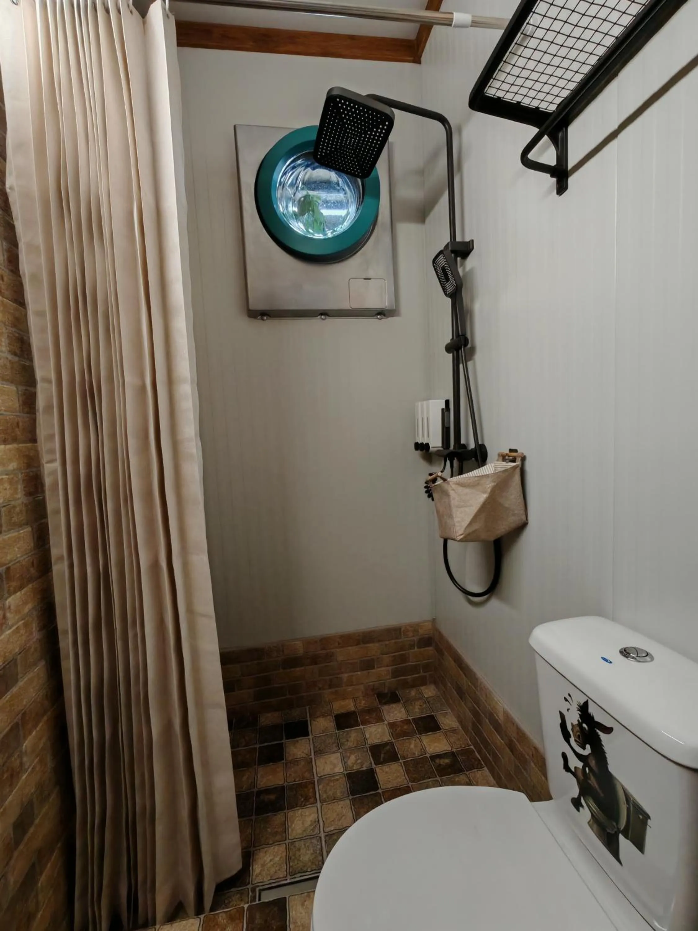 Shower in Qilimcha's Guesthouse-Art Museum