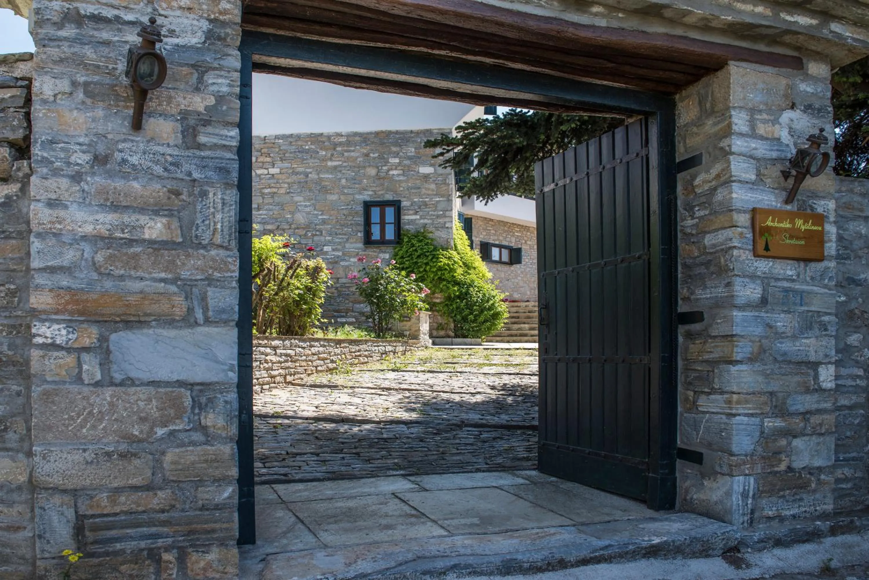 Facade/entrance in Arxontiko Mytilineou - Skretaion