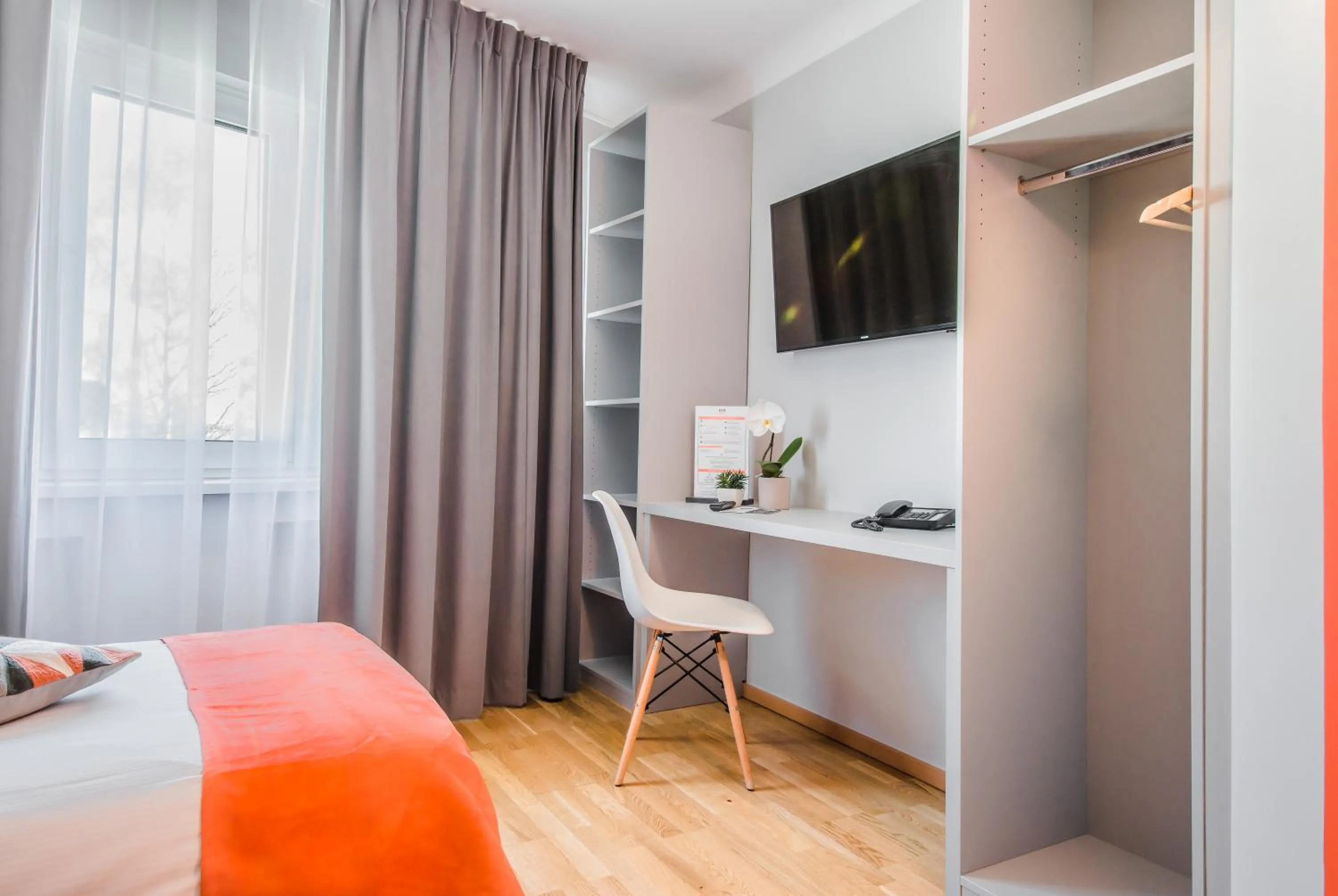 hair dresser, Bed in Mandarina Hotel Luxembourg Strassen