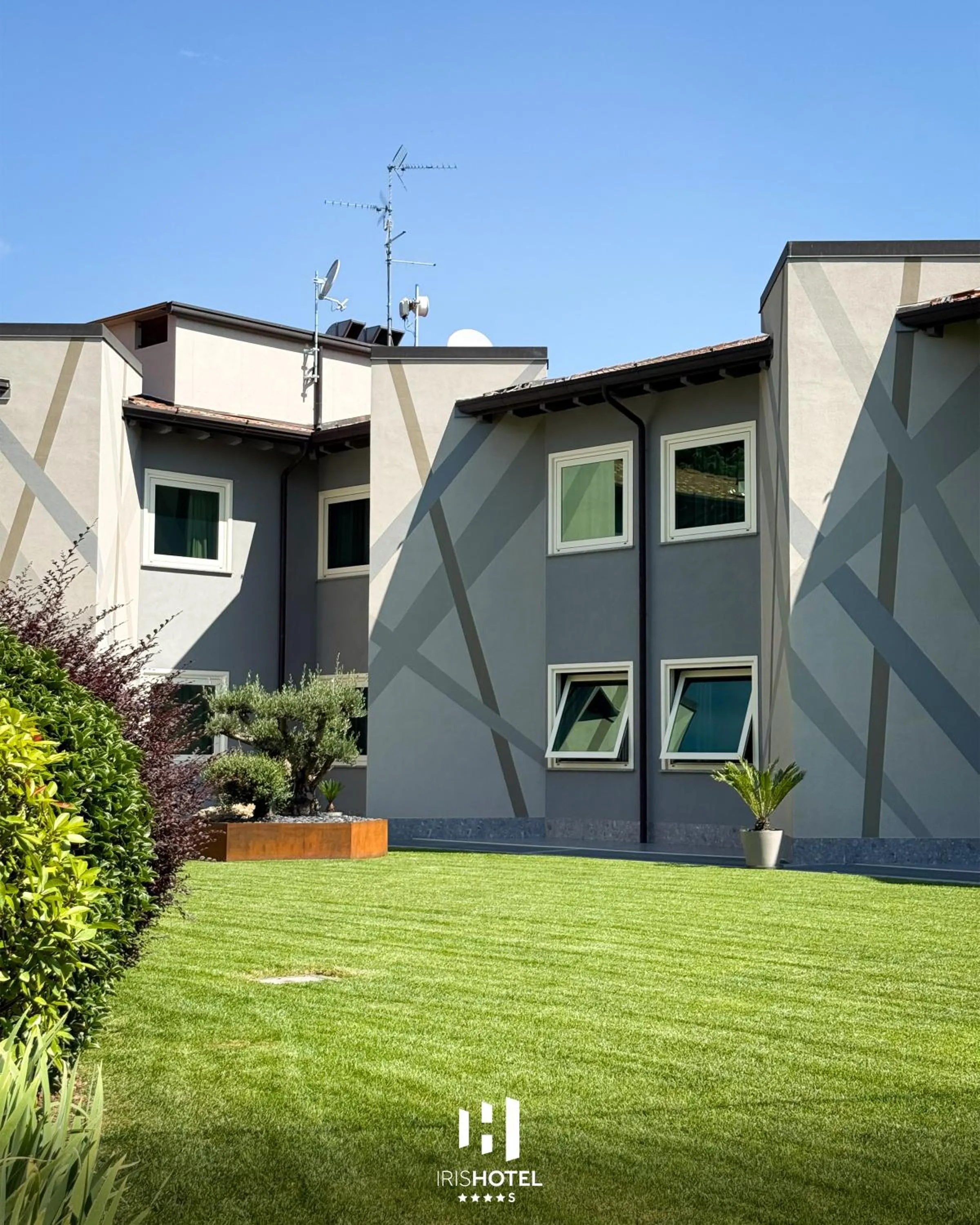 Iris Hotel