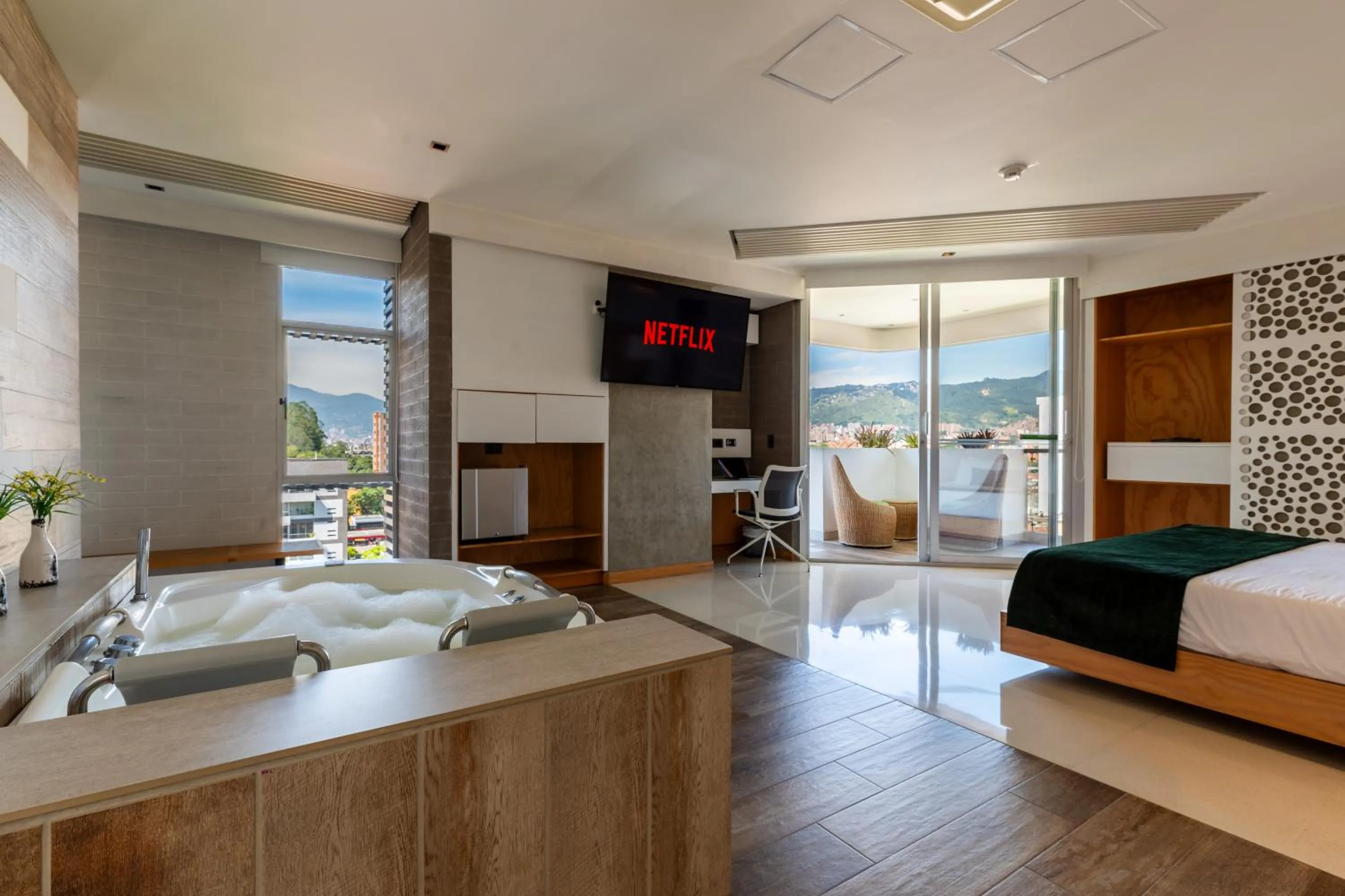 Hot Tub, Bed in Terra Biohotel