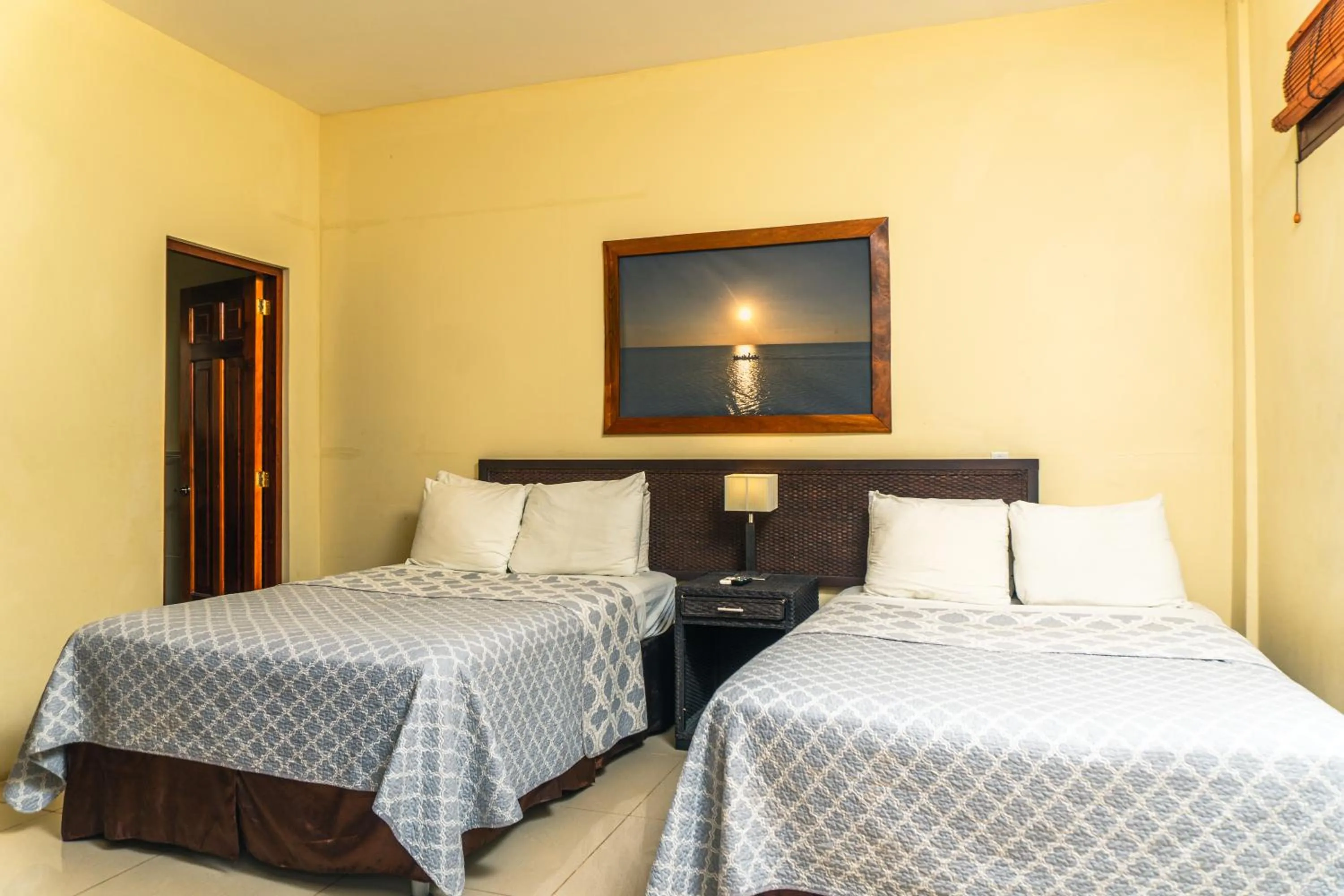 Bathroom, Bed in Hotel Plaza Marbella Granada