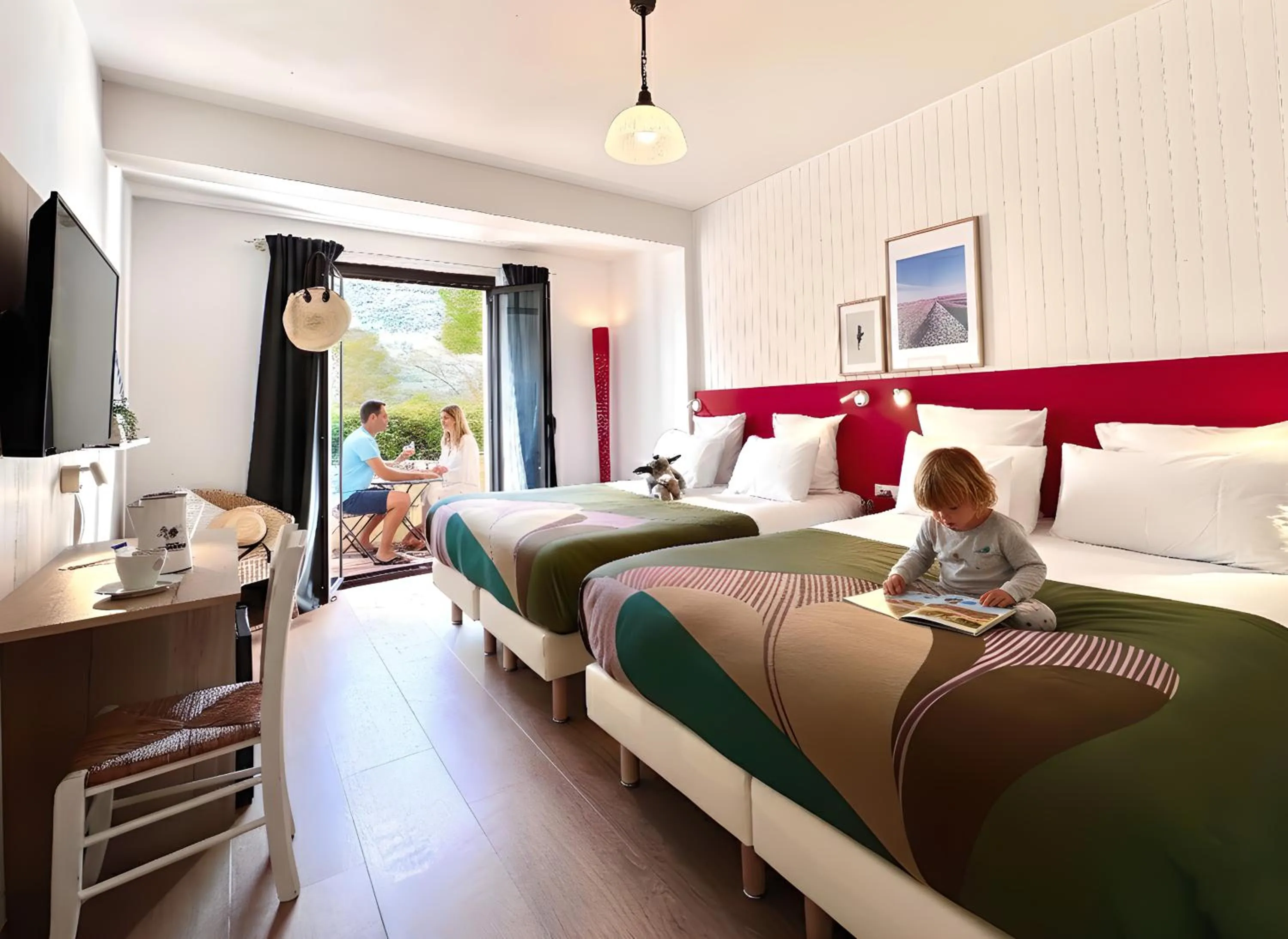 Patio, Bed in Hotel Le Provence - Restaurant Le Styx