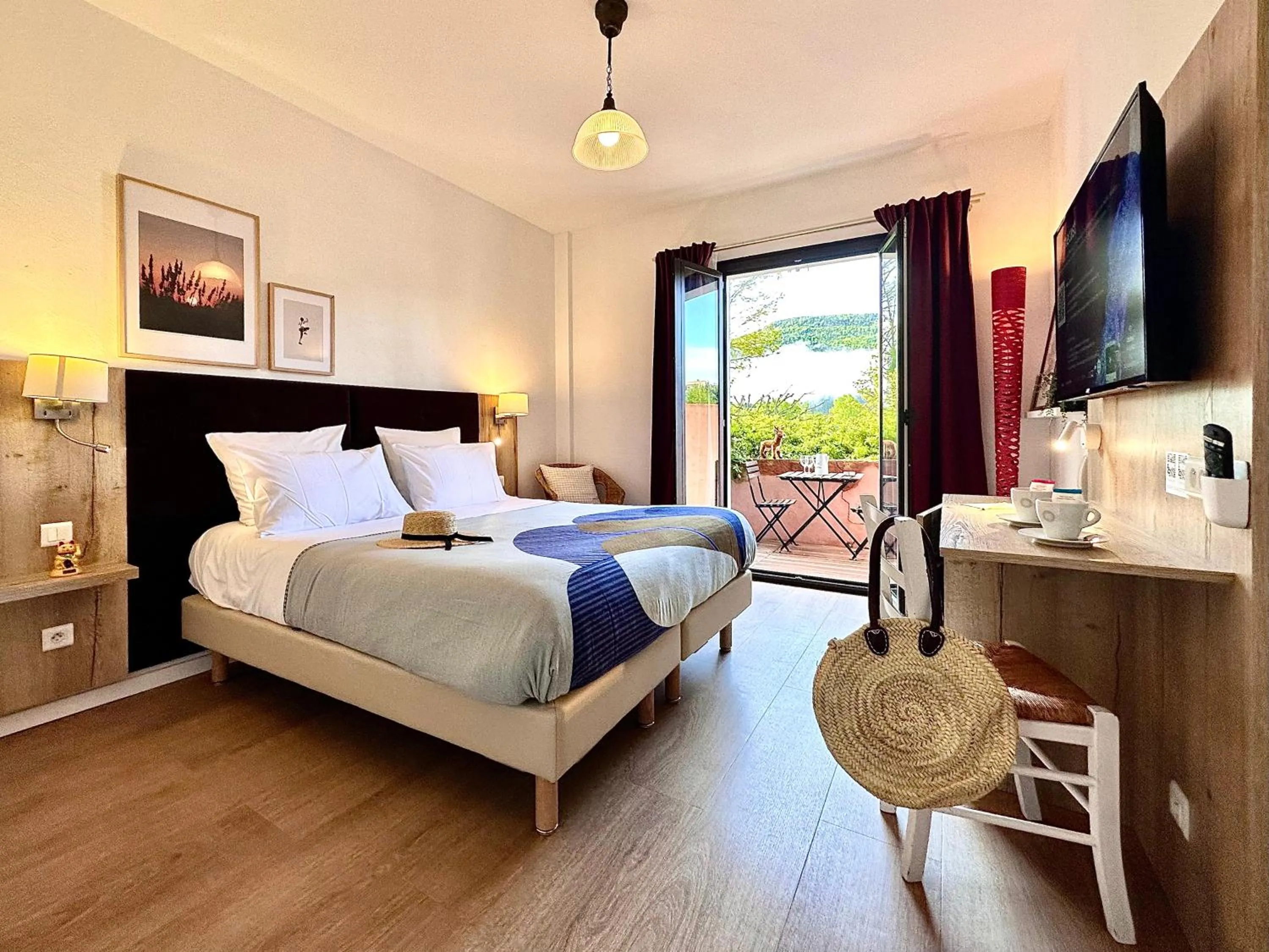 Bed in Hotel Le Provence - Restaurant Le Styx