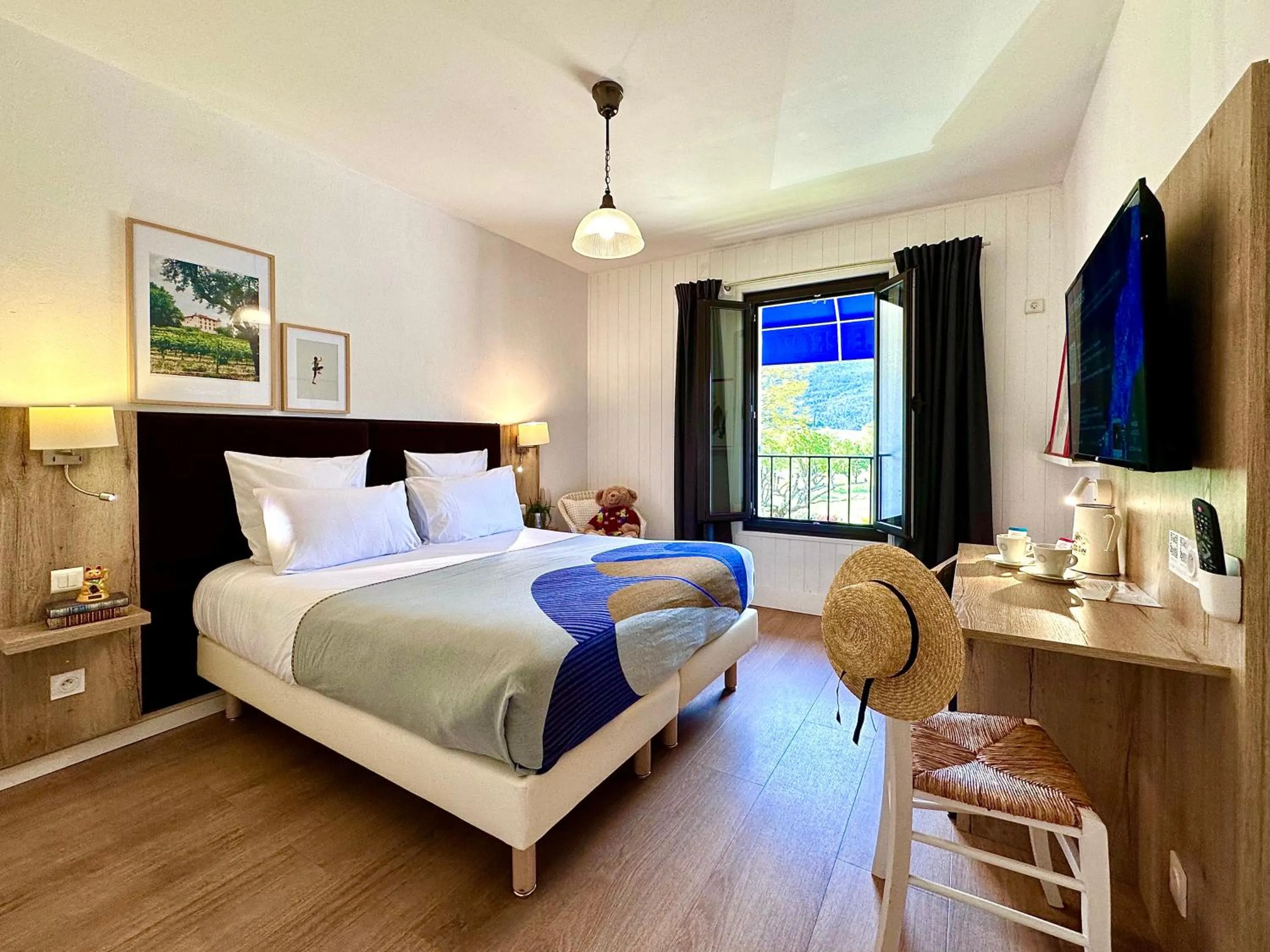 Bed in Hotel Le Provence - Restaurant Le Styx