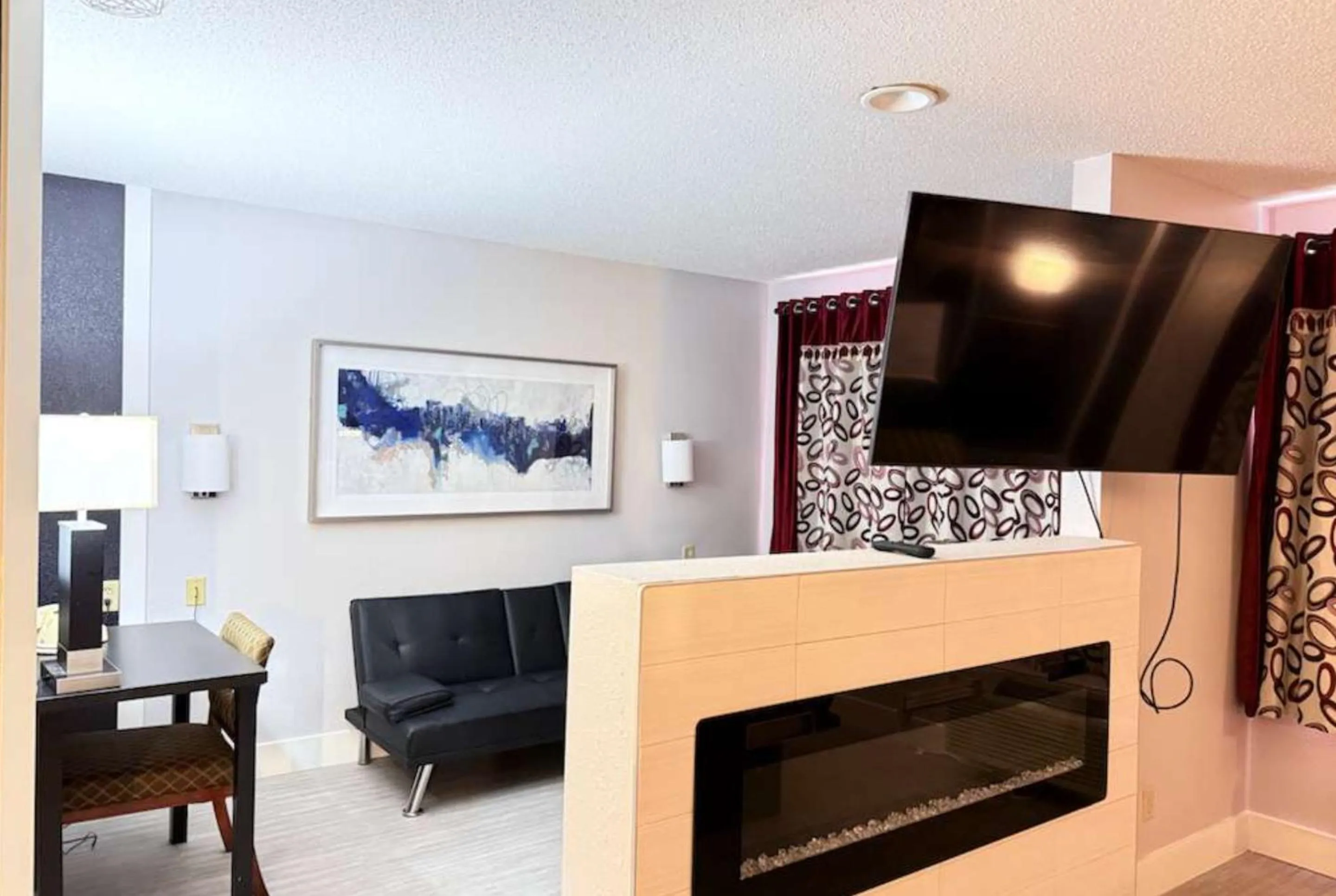TV and multimedia in Coratel Inn & Suites by Jasper Hastings
