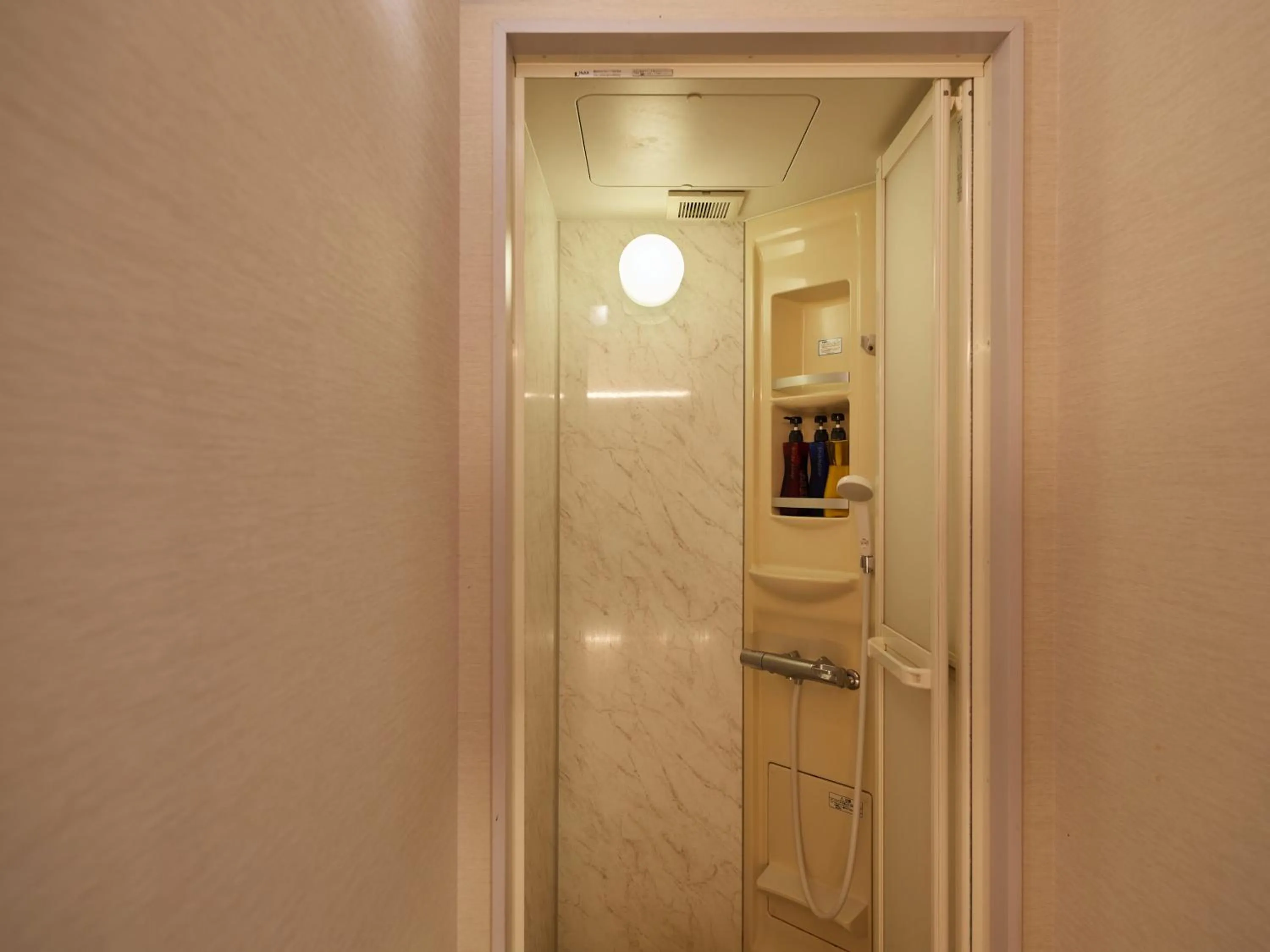 Shower in Wind City Hotel