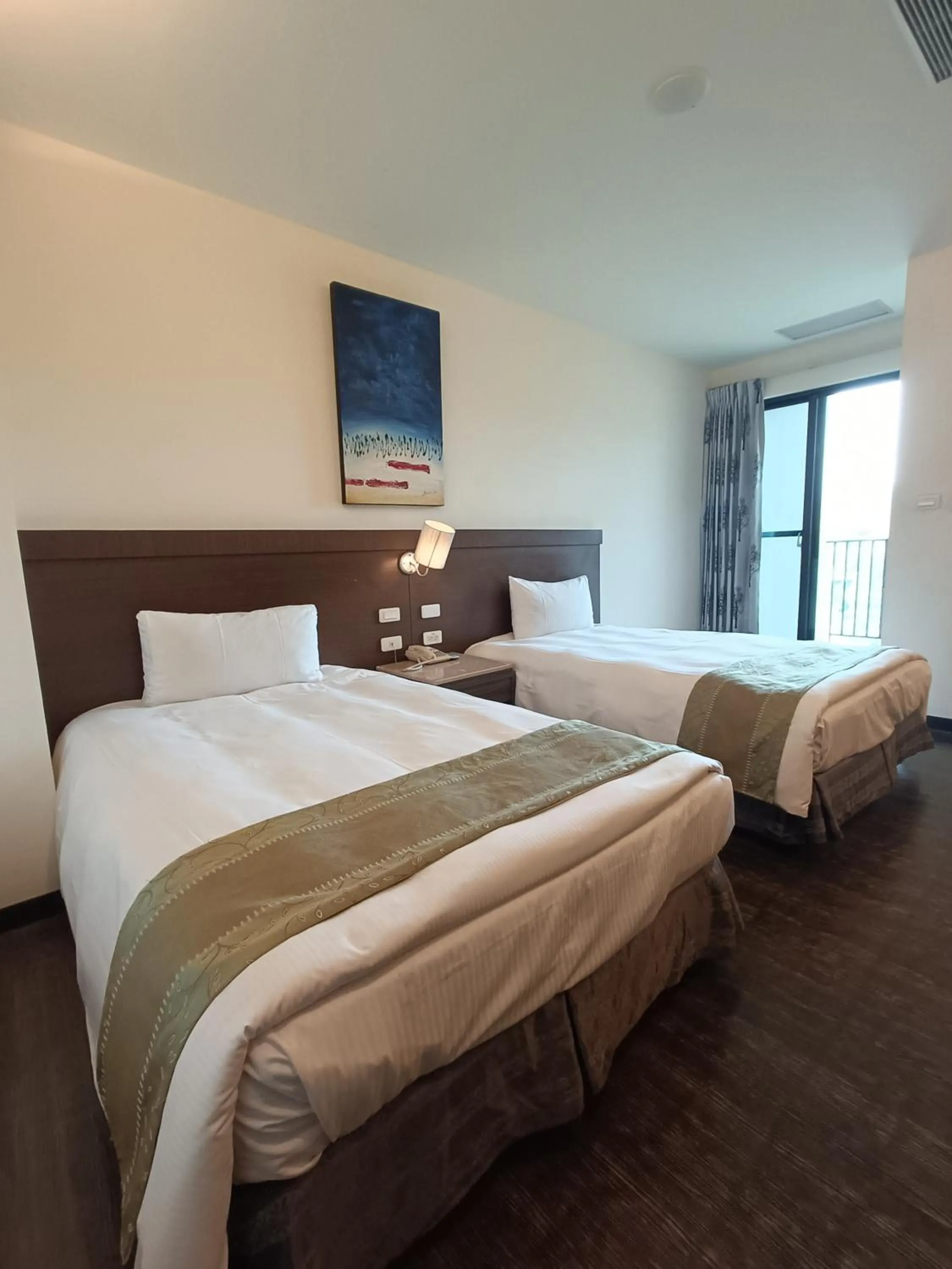 Photo of the whole room, Bed in The Deer Resort