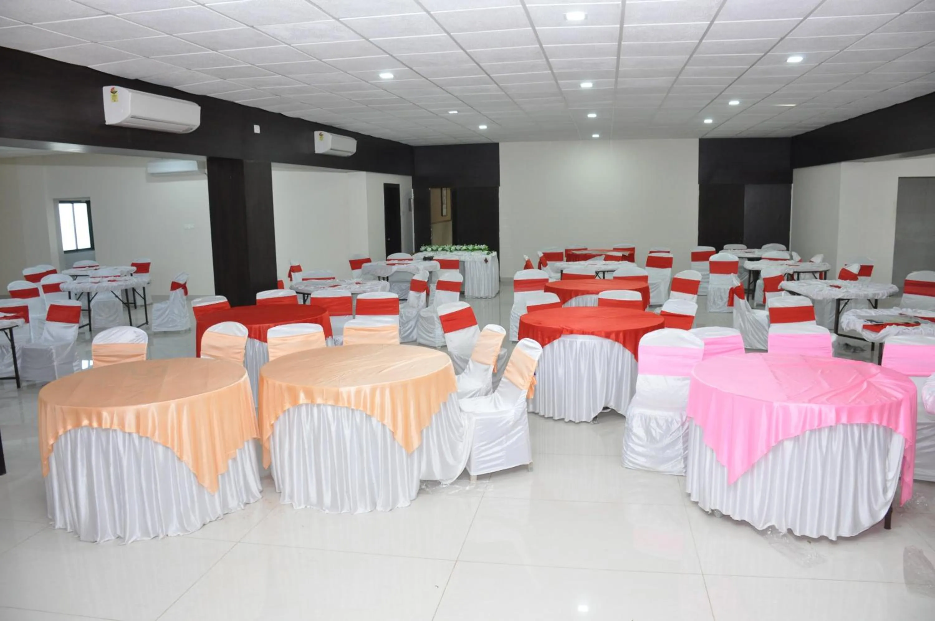 Banquet/Function facilities in Goverdhan Greens Resort Dwarka l Hotels In Dwarka