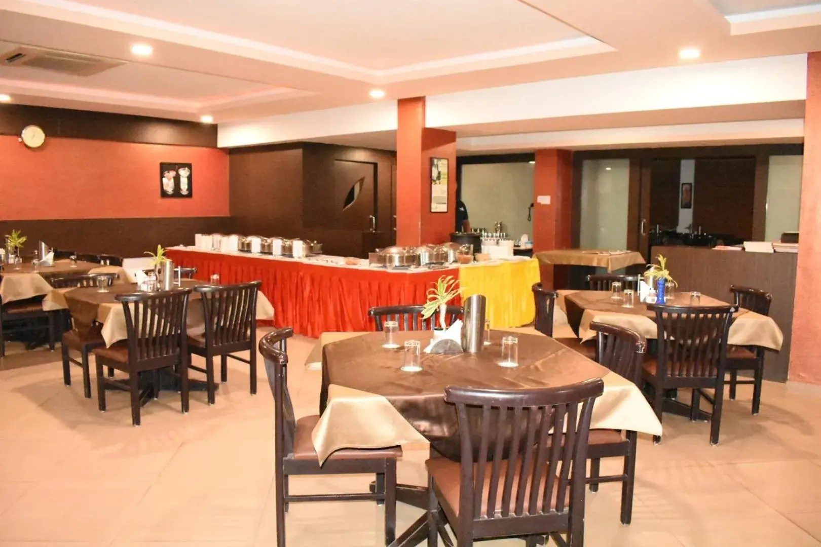 Restaurant/places to eat in Goverdhan Greens Resort Dwarka l Hotels In Dwarka Restaurant/places to eat in Goverdhan Greens Resort Dwarka l Hotels In Dwarka