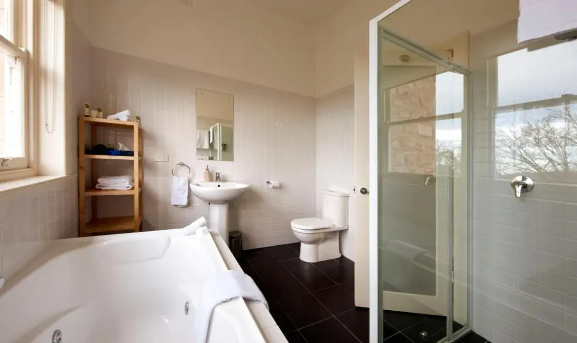 Toilet, Bed in Longview Vineyard Toilet, Bed in Longview Vineyard