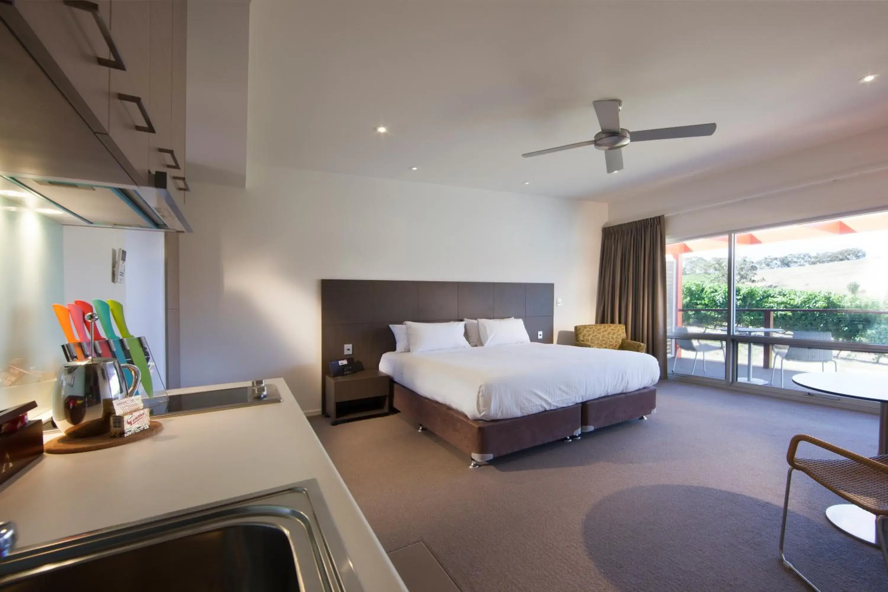 Kitchen or kitchenette, Bed in Longview Vineyard Kitchen or kitchenette, Bed in Longview Vineyard