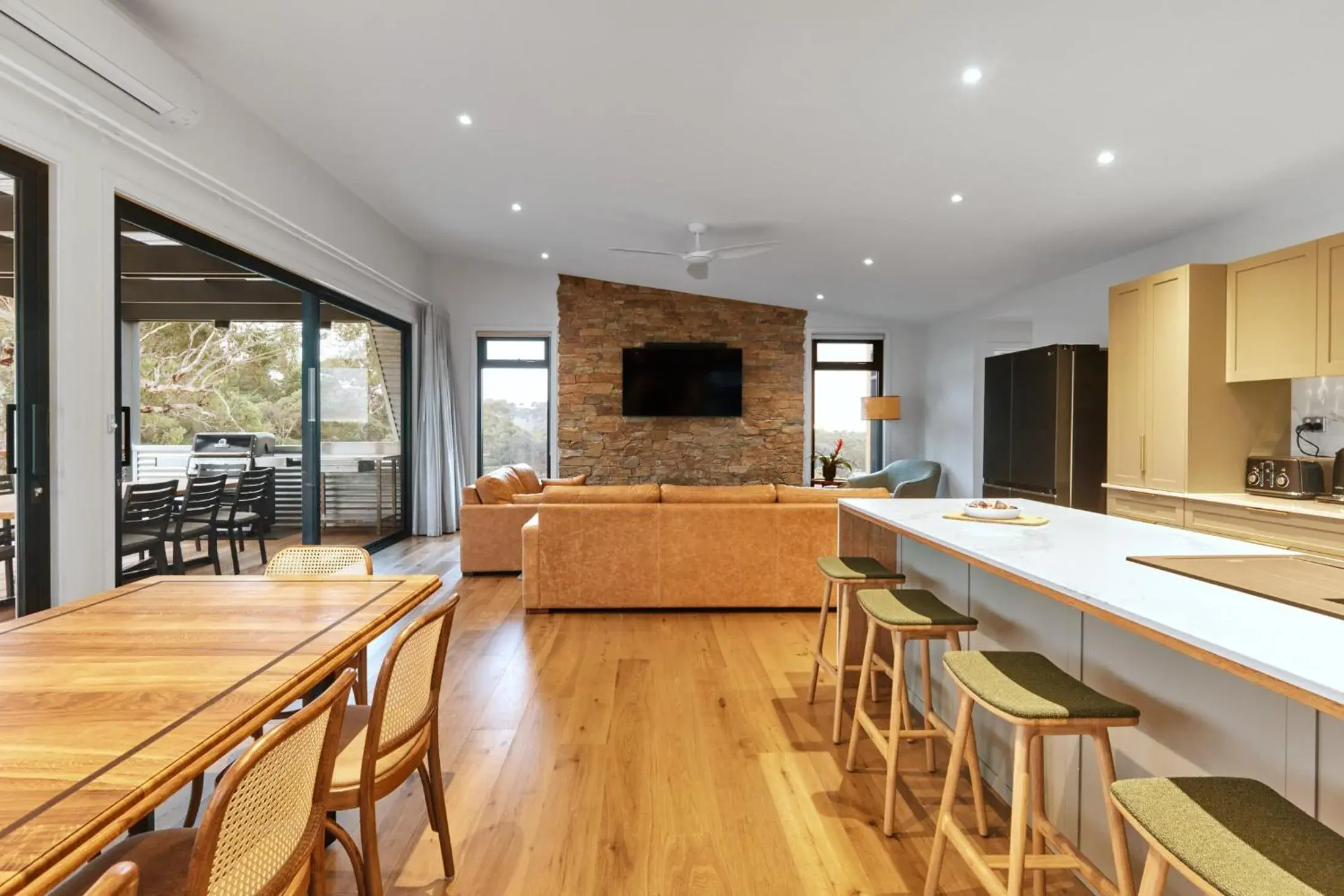 TV and multimedia in Longview Vineyard TV and multimedia in Longview Vineyard