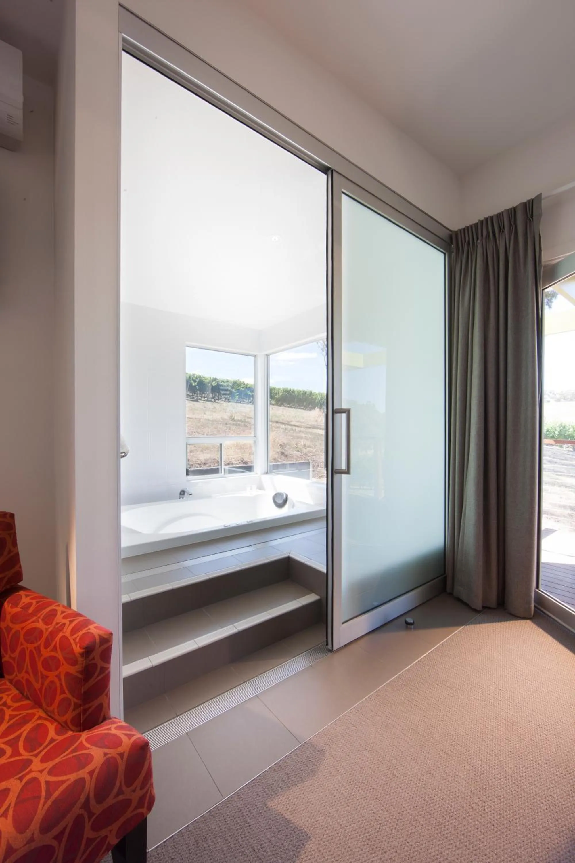 Hot Tub, Bed in Longview Vineyard