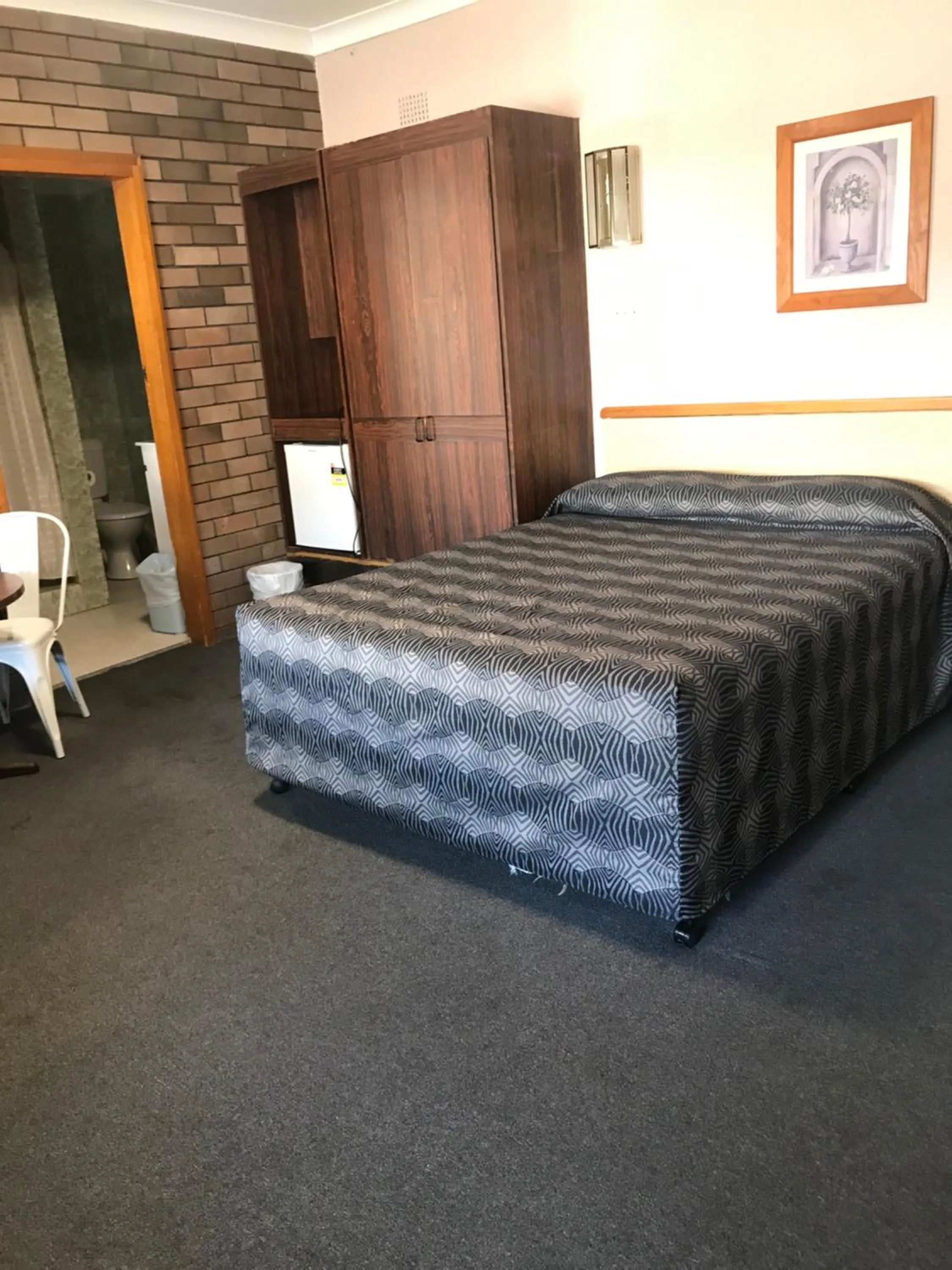 Seating area, Bed in Downtown Motel