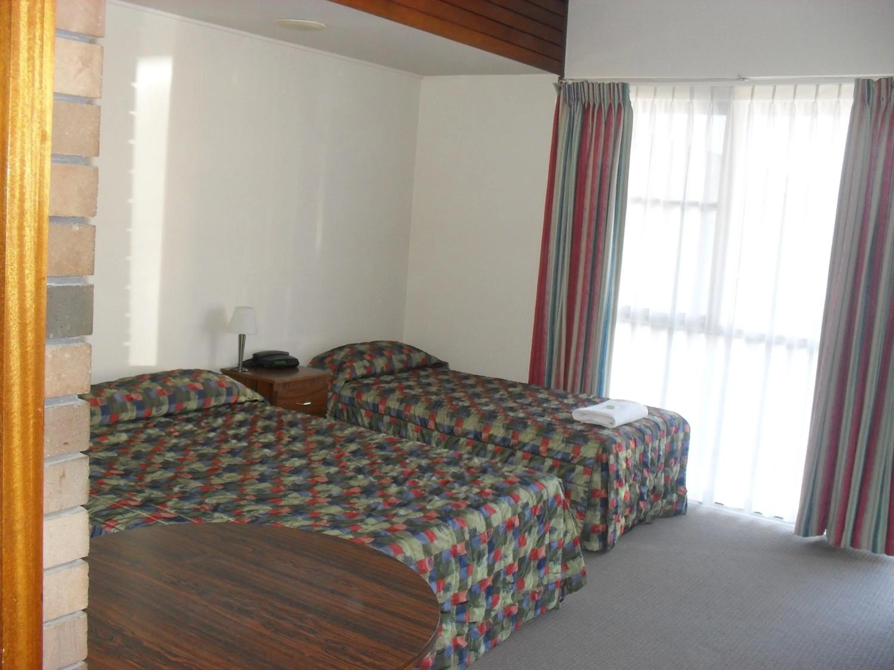 Bedroom, Bed in Downtown Motel