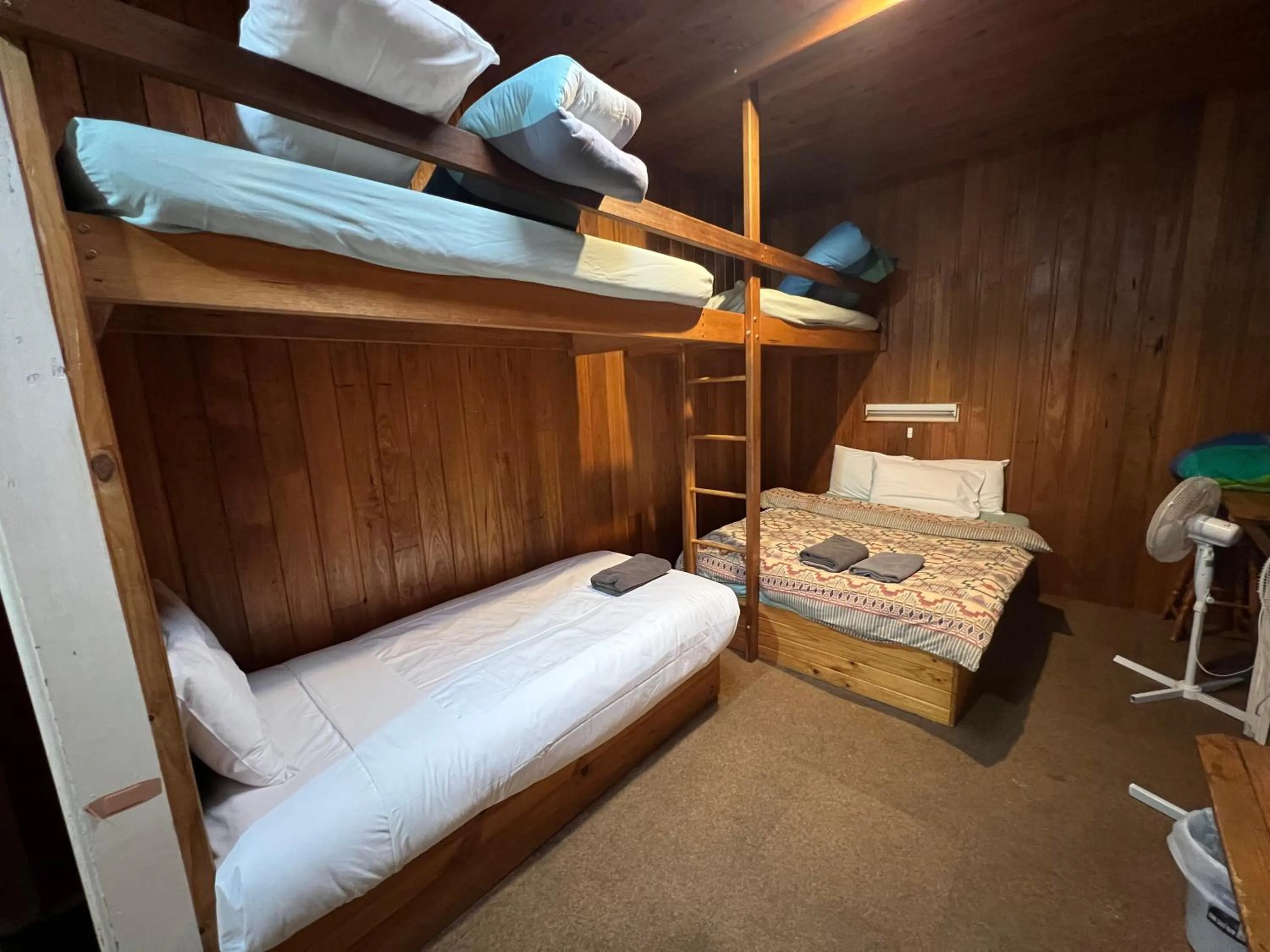 Bed in Bunkhouse Motel Cooma