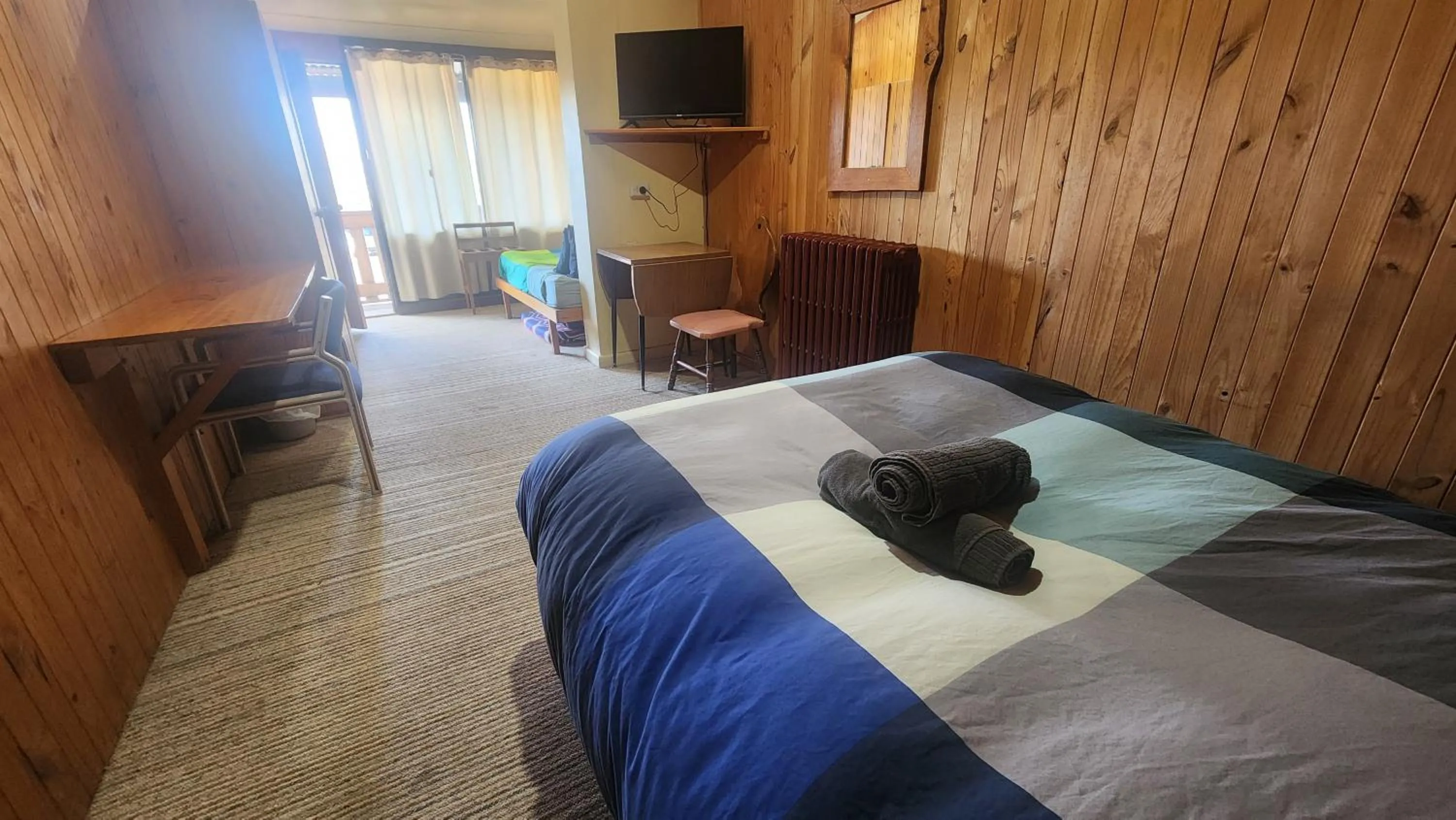 Bed in Bunkhouse Motel Cooma