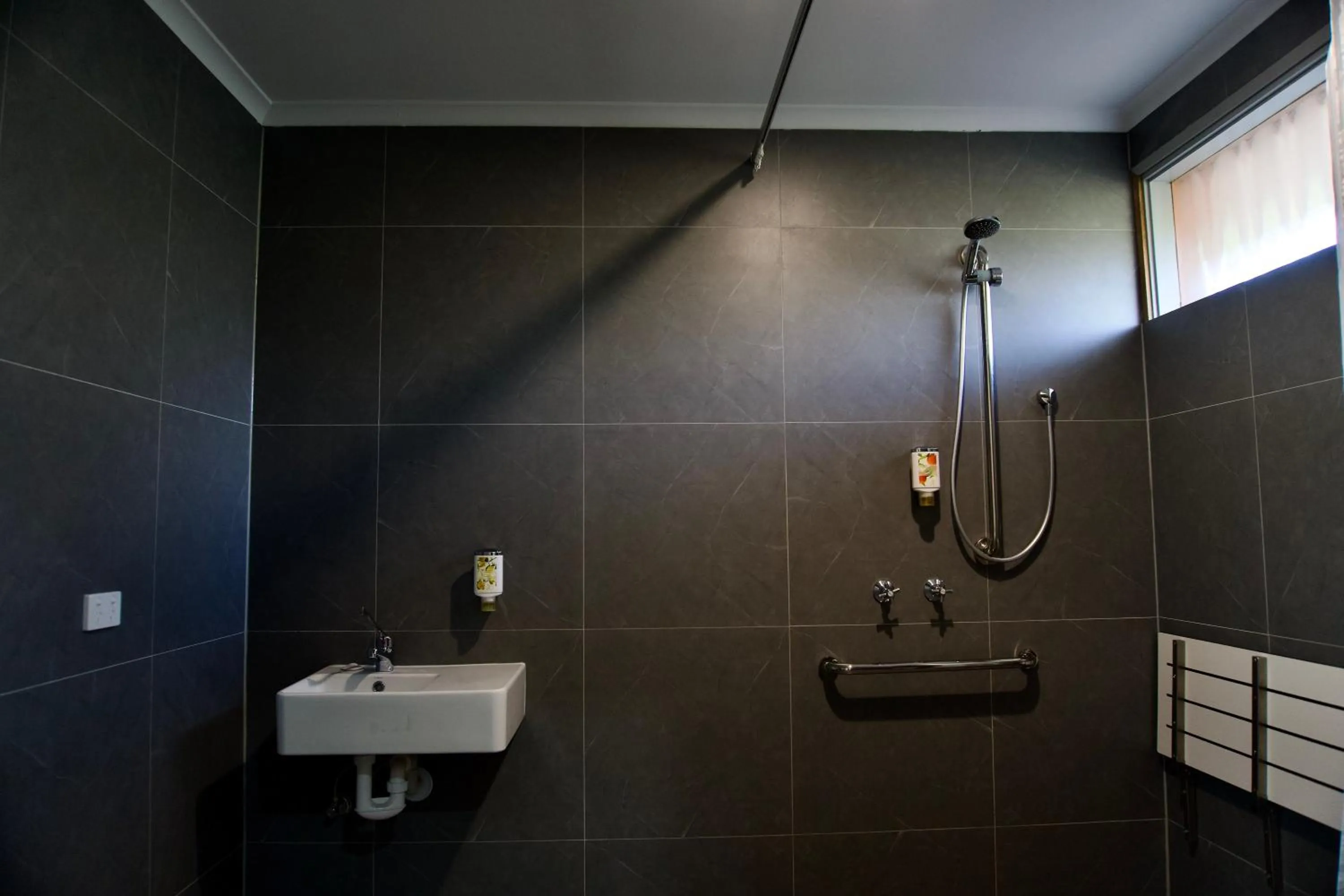 Shower in Ararat Colonial Lodge Motel